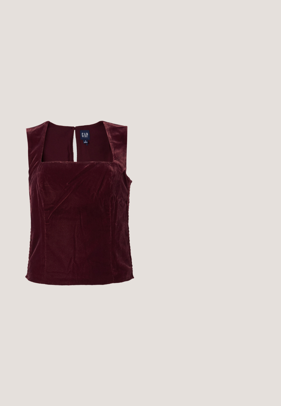 Bourgogne fløjl uden ærmer top med firkantet halsudskæring og nøglehul detail på ryggen; glat tekstur og tætsiddende design.; Bordeaux bredde benbukser lavet af glat stof, med en frontknaplukning og rene folder for et skræddersyet udseende.; Sort laklæder slingback-sko med hæl, spids tå og robust blokhæl, med udskæringsdetalje på siderne.; Mørk burgunderfarvet strikket sjal med en spids form og et lille broderet hvidt monogram nær det ene hjørne.; Burgunderfarvet håndtaske lavet af syntetisk materiale med et struktureret design, der har en aftagelig skulderrem og et blomstermønstret tørklæde bundet til håndtaget.; Sølv stjerneformede øreringe med en glat, poleret finish på en ensfarvet hvid baggrund.