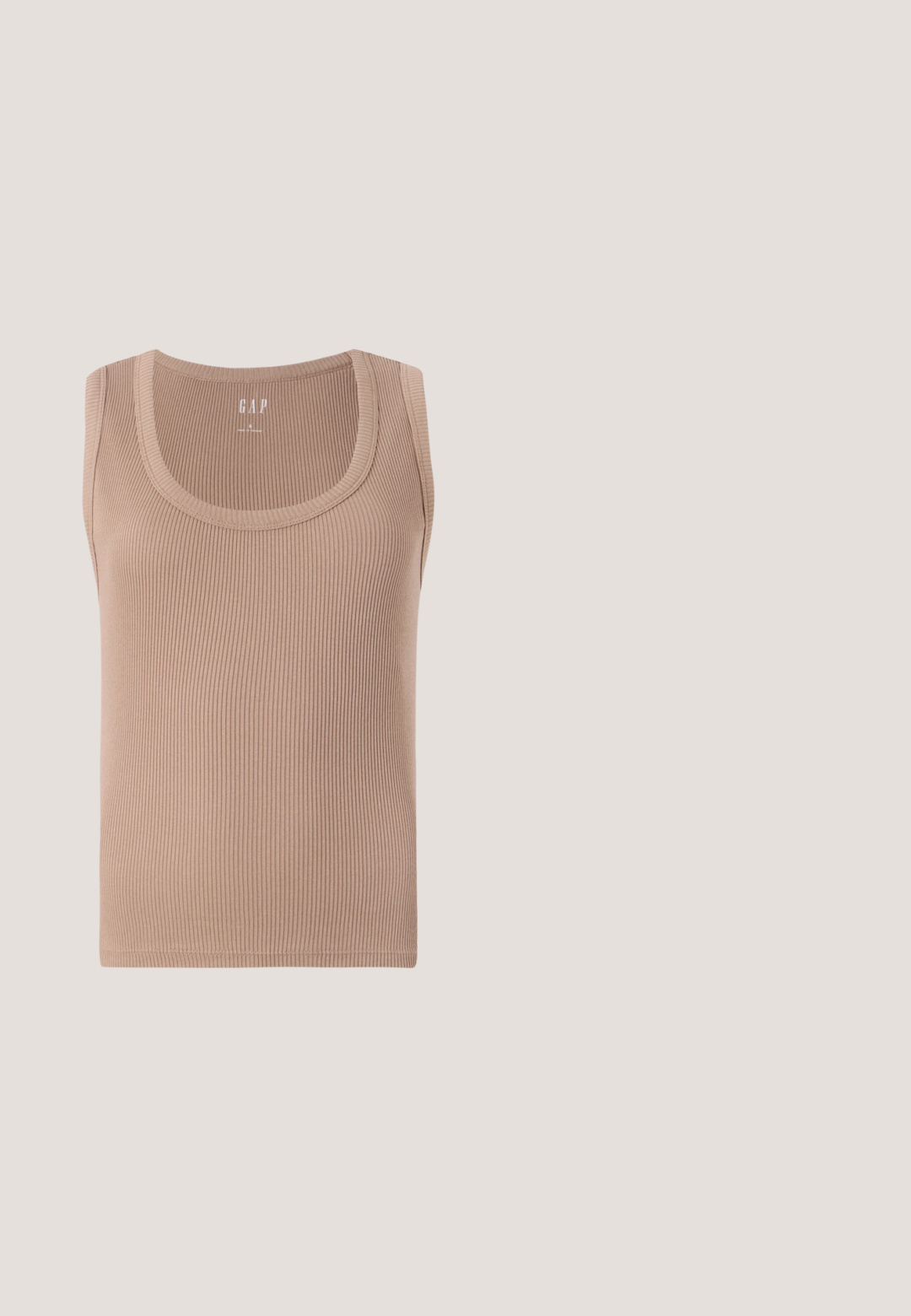 Ribbet, ærmeløs tanktop i en blød beige farve. Har en rund halsudskæring og en tætsiddende silhuet med glatte kanter.; Løse hvide bukser med elastisk linning og snor, lige ben design, lavet af letvægtsstof.; Brune læder espadrille sandal med åben tå, vævet jute mellemsål og krydset stroppedesign. Flad sål, minimalistisk form.; Firkantede brune solbriller med let gyldent metalstel og skildpadde-mønstrede ender på stængerne.; Brun flettet lædertaske med to håndtag og en lang flet skulderrem mod en hvid baggrund.; Flettet tan ruskindsrem med hvide læderaccent og en sølvmetalknap. Har syet detaljer for sikker lukning.