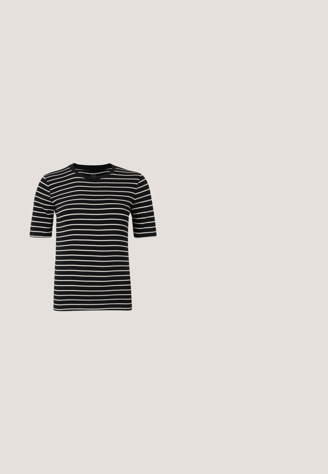 Zwart-wit gestreept t-shirt, korte mouwen, ronde hals, gemaakt van zachte katoenbrei, met gelijkmatige strepen en een standaard pasvorm.; Grijze denim rok met een hoge taille, sluiting met knopen aan de voorkant en twee zijzakken. Heeft een rafelrand en een subtiele stone-washed textuur.; Witte Converse Chuck Taylor All Star sneaker met hoge schacht, zwarte strepen en logo-patch aan de zijkant, weergegeven tegen een effen witte achtergrond.; Zwarte cat-eye zonnebril met donkergrijze lenzen, slank plastic frame, puntige hoeken en rechte pootjes. Geen zichtbare hardware of accenten.; Pieces PCALUANA SHOULDER BAG - Handtas - black; Pilgrim Oorbellen - gold-coloured