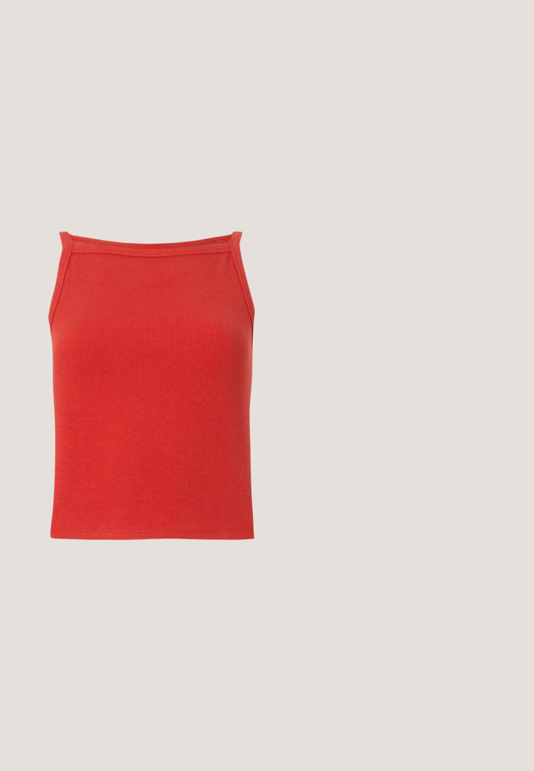 Rød ribbet tanktop med en tætsiddende design, smalle stropper og en glat tekstur. Har en simpel, ren halsudskæring og ingen ekstra detaljer.; Mørkeblå brede jeans i denimstof med hvide syninger, har to frontlommer og en klassisk knaplukning.; Brune læder ankelsko med elastiske sidepaneler, kraftige gummisåler og en trækstrop bagpå. Struktureret overflade. Solidt design.; Skildpaddesolbriller med grønne linser, vinkelret design, brede rammer og udtalt brynlinie. Struktureret overflade tilføjer dybde.; Sort skinnende læderhåndtaske med to håndtag, lynlåslomme foran og aftagelig skulderrem på hvid baggrund.; Mørkebrun krokodillelæderbælte med dekorativ spænde og spids i sølvtonet tekstur, snoet på en hvid baggrund.