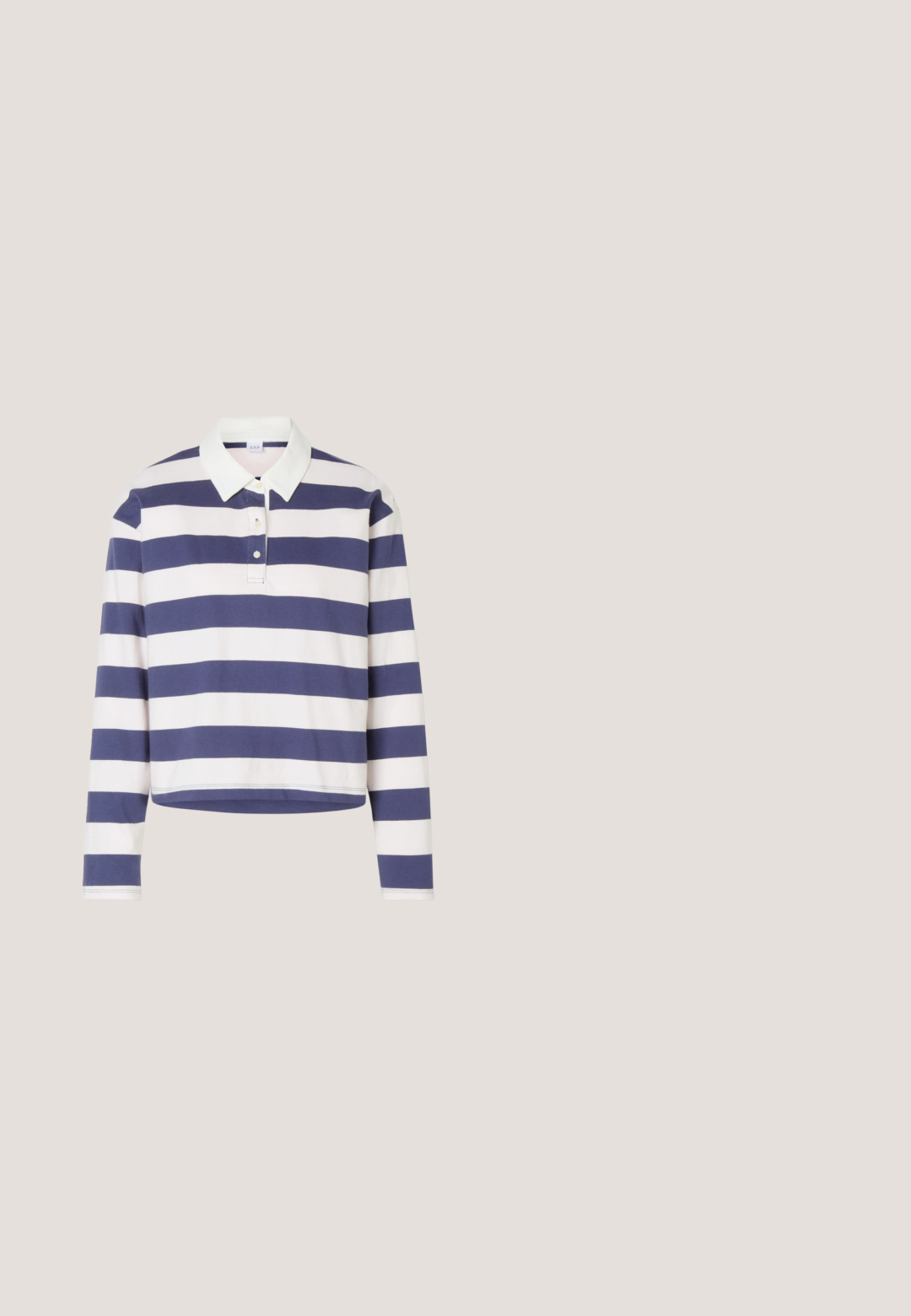 Rugbyshirt met lange mouwen met marineblauwe en witte horizontale strepen en een witte kraag, voorzien van een twee-knopenknoopsluiting.; Lichtblauwe denim jeans met een rechte snit, voorzien van een knoopsluiting, vijf zakken en subtiele vervaging bij de knieën.; Zwarte matte ballerina met veters aan de voorkant, enkelriem en een kleine metalen logohanger bij de hiel.; Zwarte metaalachtige zonnebril met ronde glazen, donker getint, slanke armen en verstelbare neussteunen, met een minimalistisch ontwerp en zonder zichtbare branding.; Zwarte rechthoekige schoudertas met een enkele verstelbare band en een bovenste ritssluiting op een effen achtergrond.; Zilveren oorringen met een glad, afgerond hartje dat aan elke ring hangt tegen een witte achtergrond.