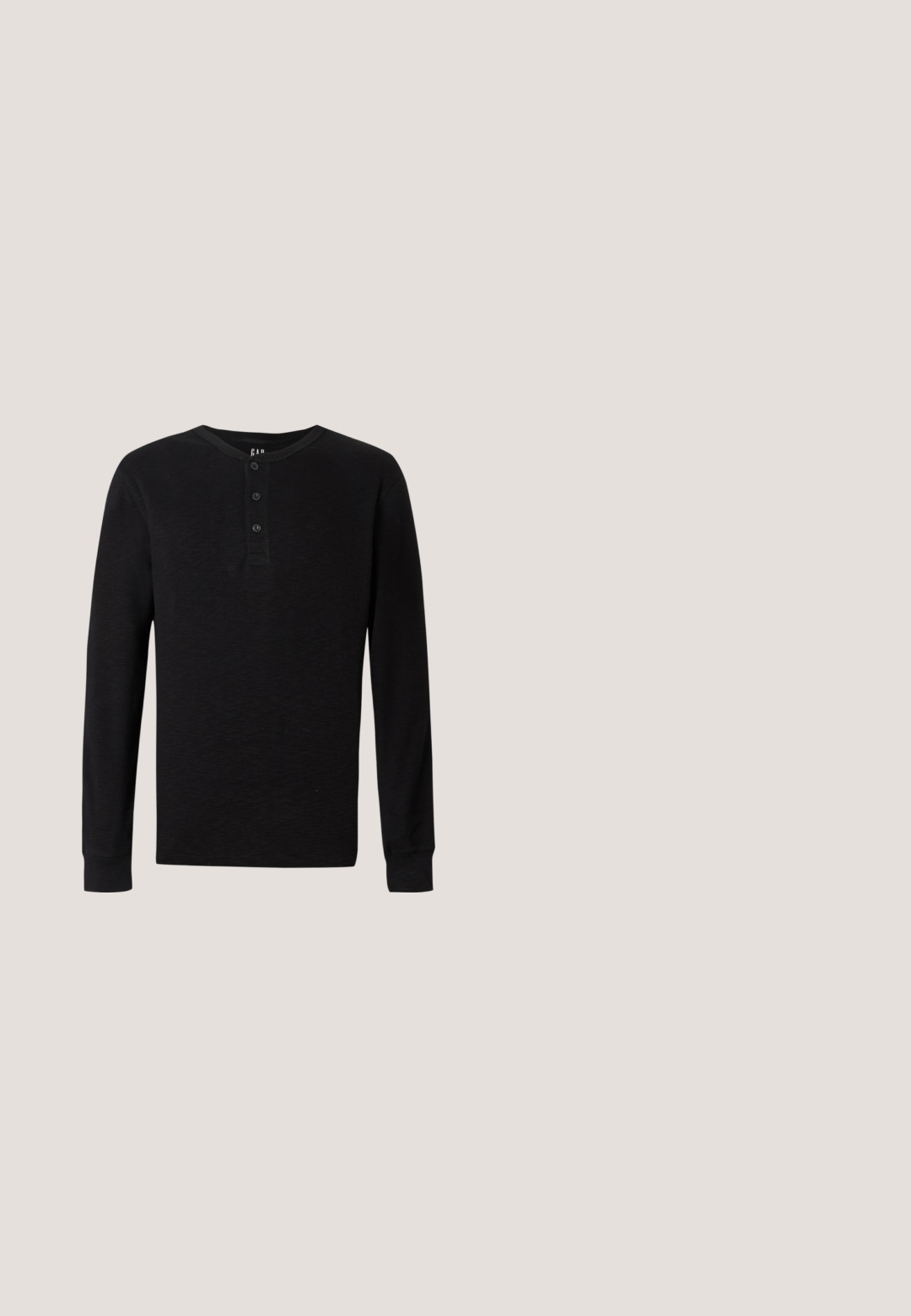 Zwarte langelijf henley-shirt met een drieknoopsluiting bij de hals, zachte textuur en geribbelde manchetten, met een klassieke pasvorm en minimalistisch ontwerp.; Zwarte broek van een lichtgewicht, gestructureerde stof, met een recht model, elastische Tailleband en zijzakken met rits.; Zwarte leren instapper met een ronde neus, decoratieve stiksels en een metalen accent aan de voorkant; rubberen zool met een profiel voor grip.; Bruine leren schoudertas met een geperst geometrisch patroon, ritsluiting en verstelbare schouderband. Voorzien van zilveren hardware accenten.; Emporio Armani EAGLE LOGO - Armband - silver-coloured; Zwarte leren riem met een gestructureerde afwerking, voorzien van een zilverkleurige metalen gesp, een vlak ontwerp en een gladde binnenvoering.