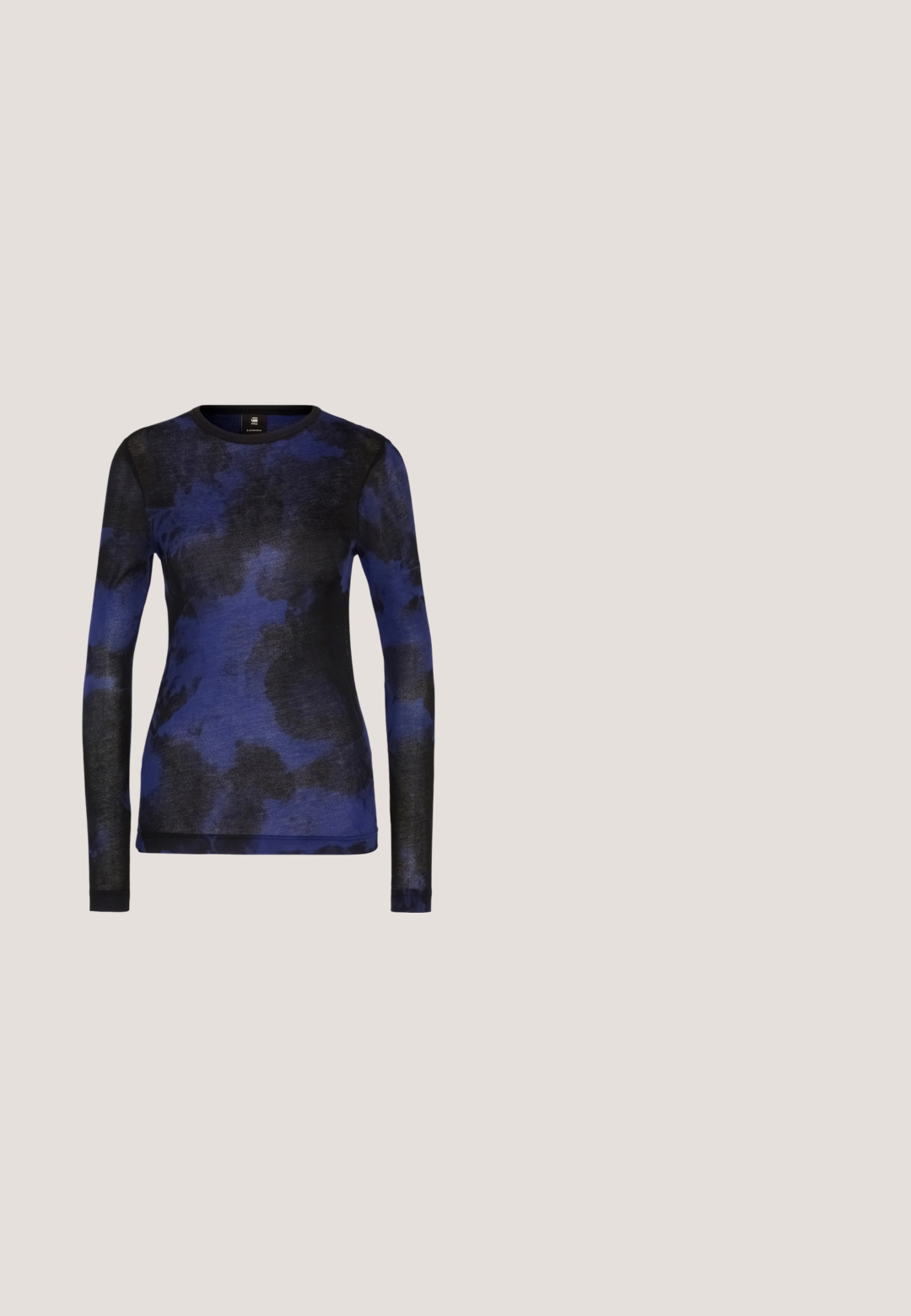 Langärmliges Oberteil in blauem und schwarzem abstraktem Muster, aus weichem Stoff gefertigt, mit Rundhalsausschnitt und tailliertem Design.; Ausgestellte Denim-Jeans in mittlerem Blau mit Abnutzungseffekten. Verfügt über einen Knopfverschluss, fünf Taschen und eine klassische, taillierte Silhouette.; Casadei NEXUS SALENTO  - Sneaker low - nero; Schwarze, eckige Sonnenbrille mit grauen Gläsern; aus Kunststoff gefertigt, mit dicken Bügeln, die eine glatte Oberfläche und keine sichtbaren Beschläge haben.; Schwarze synthetische Handtasche mit geschwungener Form, silberner Kettenriemen, Reißverschlussverschluss und eingeprägtem Markenlogo auf der Vorderseite. Glatte Textur.; Silberne Creolen mit minimalistischem Design. Rundform, glatte Oberfläche und dünnes Profil. Leichtgewichtig mit hochglänzender Oberfläche.