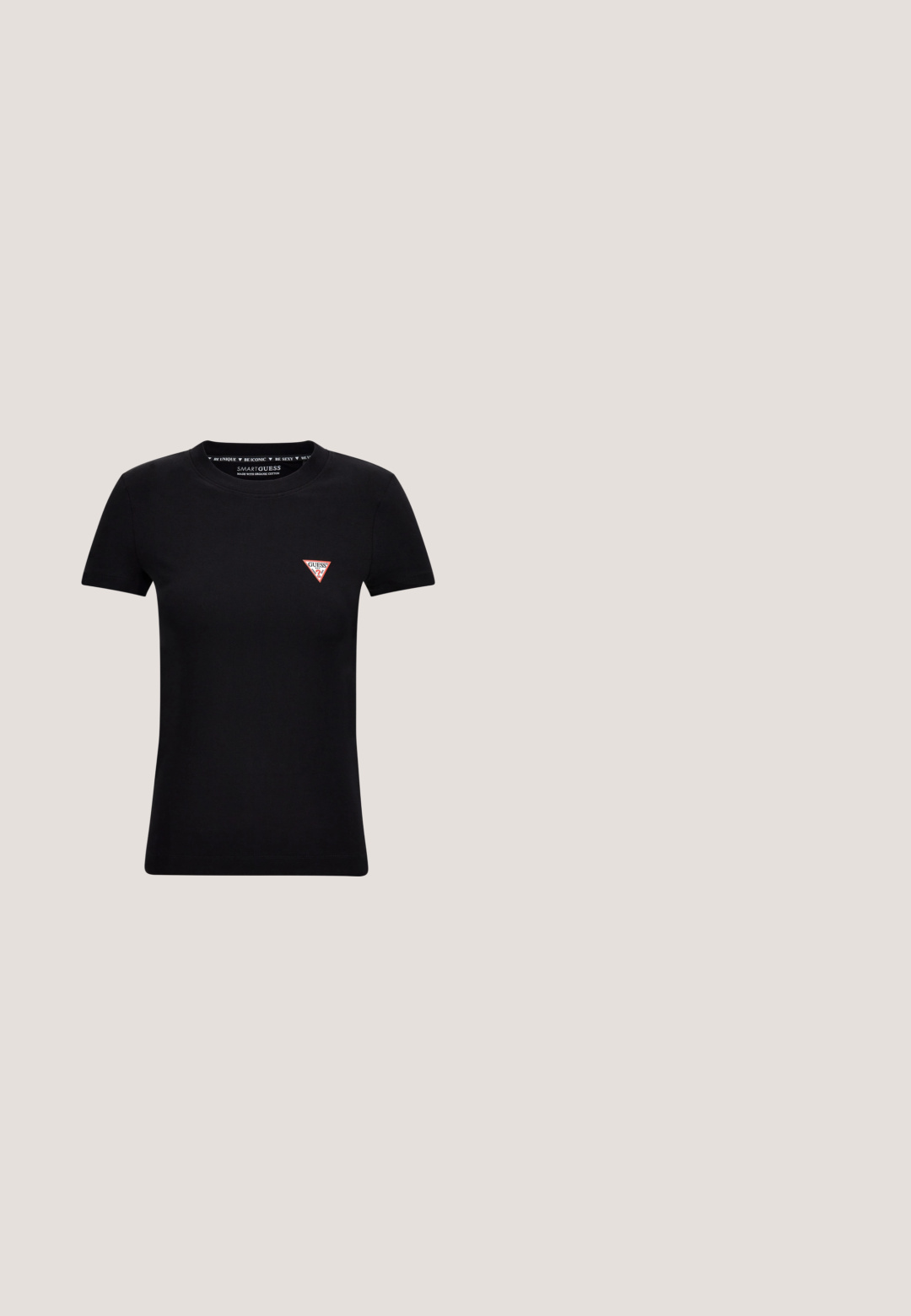 Guess MINI TRIANGLE  - Základné tričko - jet black; Tmavomodré riflové nohavice s rovnými nohavicami, päť vreckami a jemným šuchaním vpredu pre zvýšenie textúry.; Čierny lakovaný slingback s špicatou špičkou, nízkym kitten opätkom a striebornou prackou na čistom bielom pozadí.; Guess Slnečné okuliare - shiny black; Strieborná kabelka so štruktúrovaným dizajnom, s dvoma ušami, lesklou textúrou, akcentovaným hardvérom a trojuholníkovým logom na prednej strane.; Strieborné náušnice na štupeľ srdcového tvaru s malými čírymi kamienkami srdcového tvaru uprostred na bielom pozadí.