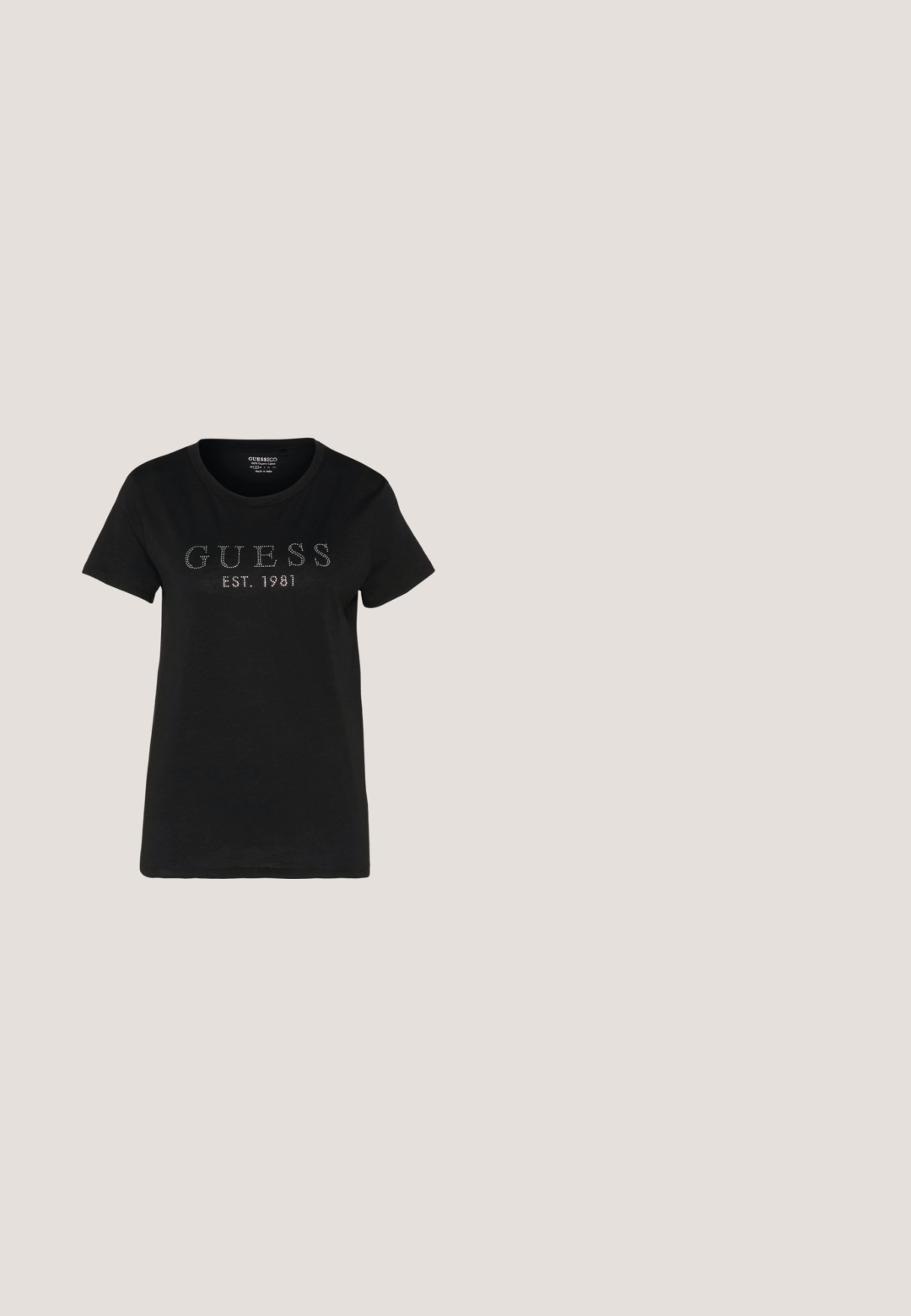Sort bomulds T-shirt med korte ærmer, rund hals og et frontdesign med "GUESS" og "EST. 1981" i naglede accenter.; Sorte skinny jeans med en glat tekstur, fem lomme-design, metalhardware og bæltestropper. Klassisk pasform med en slank silhuet.; Sorte læder loafers med en kraftig sål og guldhardware; har rund tå og syede detaljer langs overdelen.; Sorte solbriller med en stor firkantet stel og graduerede linser. Har en subtil logo detaljer på den ydre side af stangen.; Sort håndtaske med struktureret finish, buet silhuet, dobbelt skulderrem af læder og kæde, med guldfarvet logoaccent.; Guld hjerteformede øreringe med en poleret finish, præget "GUESS"-logo og glat tekstur. Enkel design, velegnet til forskellige anledninger.