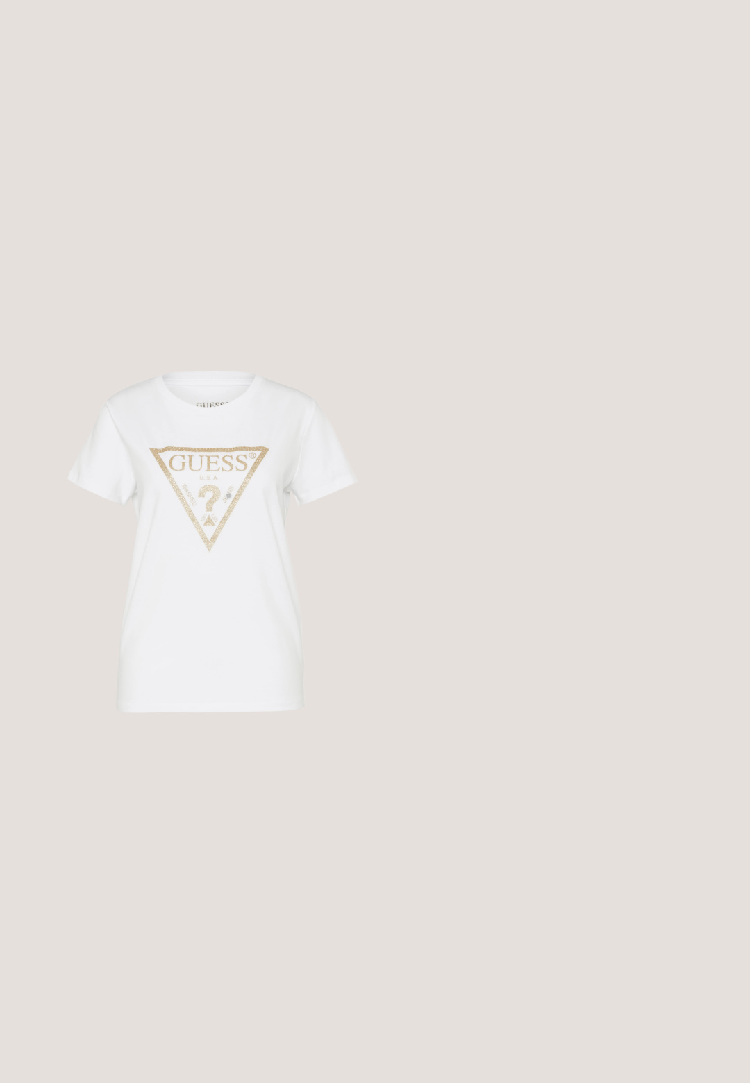 Guess TRIANGLE - T-shirts print - pure white; MARCIANO BY GUESS VIXEN WIDE LEG PANT - Bukser - jet black; Sorte læder loafers med en kraftig sål og guldhardware; har rund tå og syede detaljer langs overdelen.; Guess Solbriller - shiny black; Sort skuldertaske i læder med kæde og rem, med et gyldent G-logo og "GUESS" branding. Glat tekstur og buet form.; Gul cirkulære stud øreringe med et spiraldesign og klare krystalaccenter langs kanten samt et centralt dekorativt element.