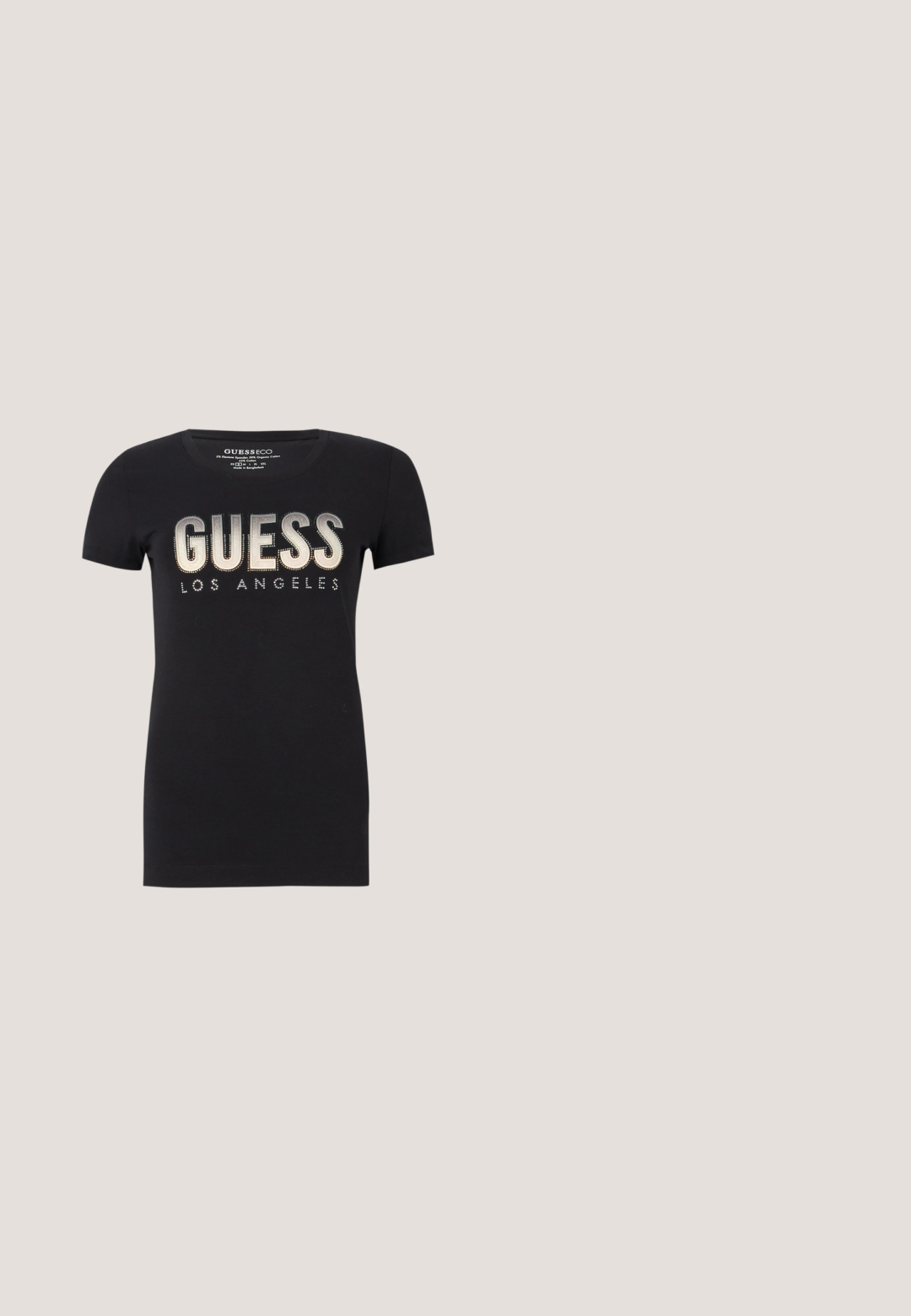 Schwarzes Baumwoll-T-Shirt mit rundem Ausschnitt und kurzen Ärmeln, mit einem glitzernden "GUESS LOS ANGELES" Logo in metallic Finish.; Dunkelblaue Bootcut-Jeans mit zwei vorderen Knöpfen, fünf Taschen und feinem Verblassen an Oberschenkeln und Knien.; Schwarzer Pumps mit Riemchen aus Lackleder, spitz zulaufender Zehenpartie, kleinem Kitten-Heel und silberner Schnalle auf weißem Hintergrund.; Schwarze quadratische Sonnenbrille mit verlaufenden Gläsern, ausgestattet mit einem glänzenden Finish. Die Bügel sind mit einem schwarz-weißen Zebra-Muster verziert. Einfaches Logo an der Seite.; Schwarze Guess Schultertasche aus Leder mit verstellbarem Riemen, goldfarbenen Beschlägen und dreieckigem Logoplakett in der vorderen Mitte.; Goldene herzförmige Ohrringe mit polierter Oberfläche, geprägt mit dem "GUESS"-Logo und glatter Textur. Einfaches Design, geeignet für verschiedene Anlässe.