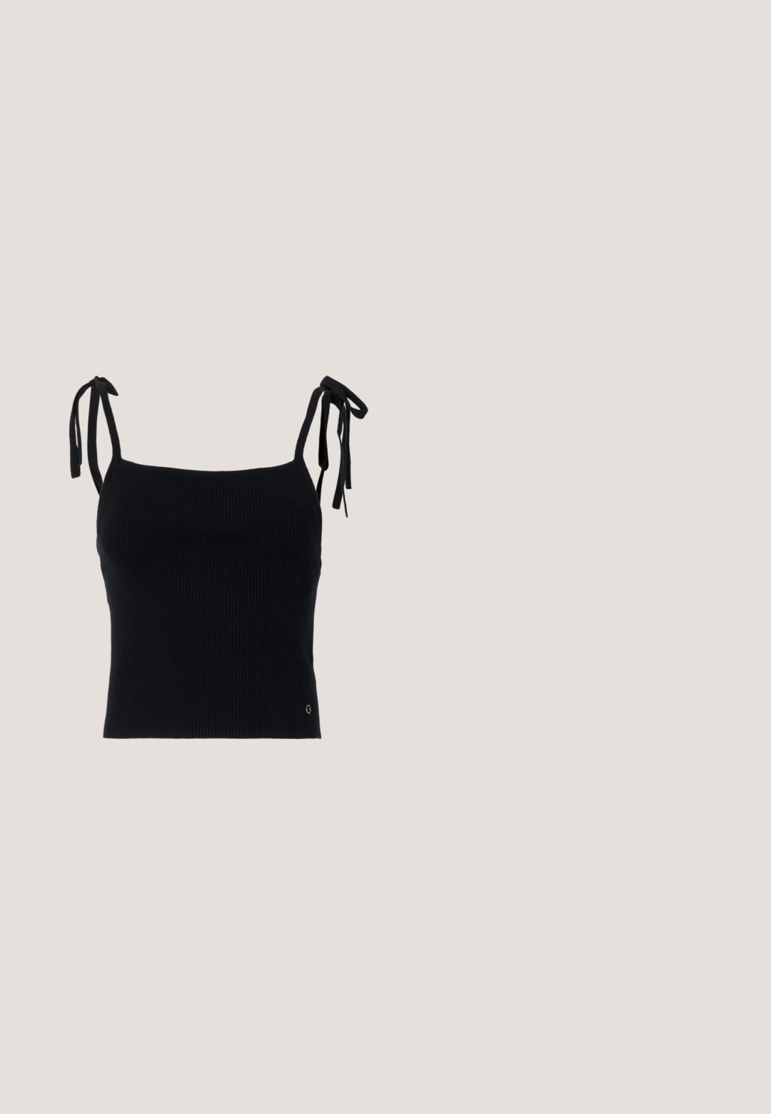Haut court noir à côtes avec bretelles réglables. Texture lisse, design ajusté et discrète détail de logo en bas à droite.; Pantalon slim bleu marine avec coutures avant surpiquées et poches latérales inclinées, chacune ornée d'un bouton rond en or unique.; Mocassin en cuir noir avec un petit talon et un emblème décoratif en or sur la sangle, présenté sur un fond gris clair uni.; Lunettes de soleil carrées en écaille beige avec des verres à gradient marron et logo ALDO sur la branche, présentées sur un fond blanc.; Sac à main en cuir vert avec un design structuré, une quincaillerie dorée et une poignée supérieure. Comprend une bandoulière amovible et une fermeture à rabat avant.; Boucles d'oreilles en or en forme de créole avec une bande texturée ornée de rhinestones et un design notable en griffes. Finition lisse et surface brillante.