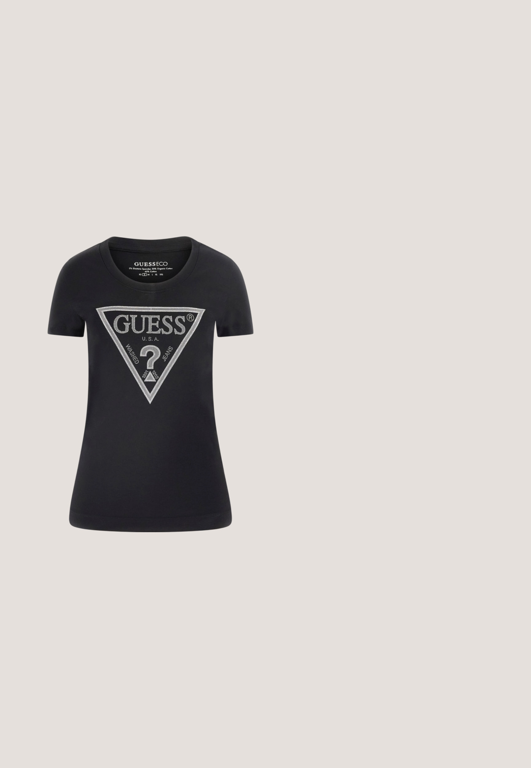Sort t-shirt lavet af 95% bomuld og 5% elastan. Har et sølvfarvet trekantet grafisk design med "GUESS" og et spørgsmålstegn i midten.; Sorte flagrende jeans med høj talje, for- og baglommer samt en glat stofstruktur. Har en frontlukning med knap og lynlås.; Sort læder pumphøjhælede sko med spids tå, ankelrem og guldfarvede udsmykninger hen over overdelen. Glat tekstur.; Sorte solbriller med en stor firkantet stel og graduerede linser. Har en subtil logo detaljer på den ydre side af stangen.; Quiltet sort syntetisk håndtaske med guldtonede kædetræk og en logo trekantaccent. Har en klaftelukning og tekstureret overflade.; Guld kædearmbånd med hjertevedhæng i låsedesign, ledsaget af matchende hjerteformede ørestikkere prydet med rhinsten.