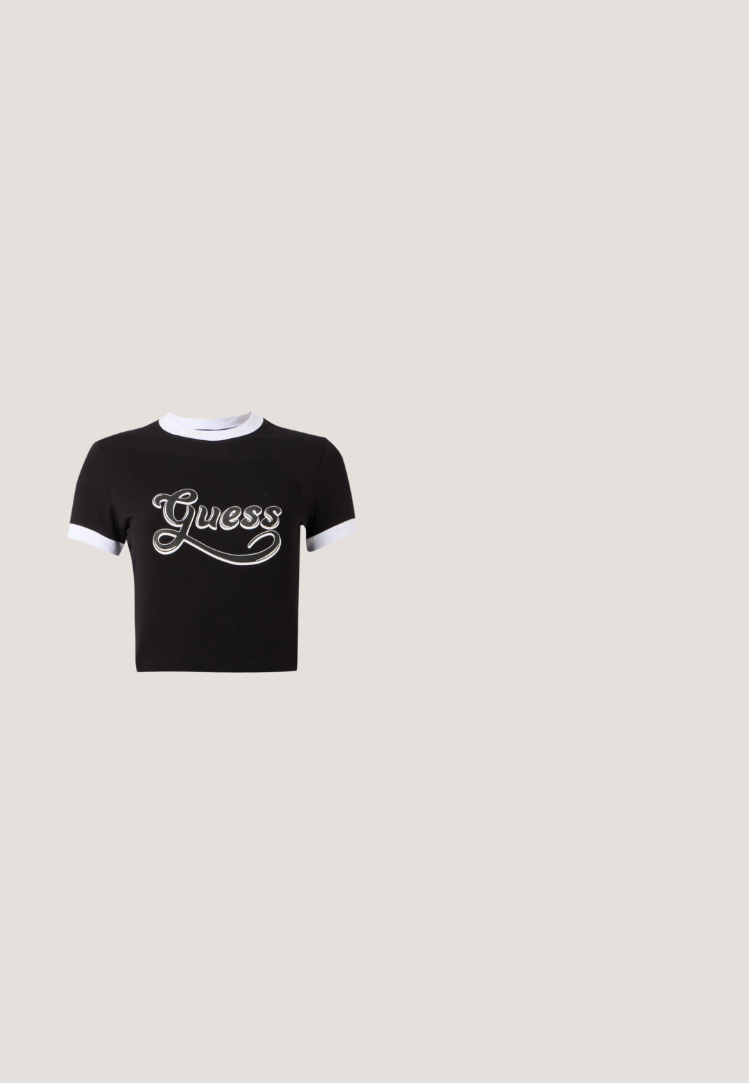 Schwarzes Crop-Top aus Baumwolle mit weißen Akzenten am Kragen und an den Ärmeln. Auf der Vorderseite befindet sich ein großes weißes "Guess"-Logo.; Dunkelblaue Jeans mit weitem Bein, vorn mit Knöpfen, Reißverschluss, Gürtelschlaufen und fünf Taschen, auf hellem einfarbigem Hintergrund.; Weiße Leder-Sneaker mit einer klobigen Sohle, Schnürdesign und dezentem Branding. Sie verfügen über eine glatte Textur und eine abgerundete Zehenpartie.; Schwarze ovale Sonnenbrille mit dünnem Gestell und kleinen goldenen Punkten nahe den Scharnieren, mit leicht getönten Gläsern.; Schwarze rechteckige Schultertasche mit einem verstellbaren Riemen und einem oberen Reißverschluss vor einfachem Hintergrund.; Silberne Halskette mit mehreren Kettensträngen, einem zentralen Knotendetail und verstellbarer Verlängerung mit Verschluss vor schlichtem, hellem Hintergrund.