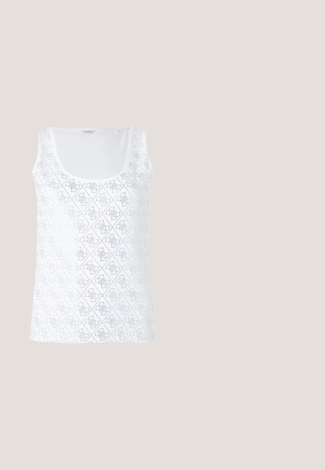 Witte mouwloze top met een diamantpatroon en geperforeerde details. Ronde hals; zachte, gladde stoftextuur.; Lichtblauwe denim flare jeans met voorzakken, riemlussen en een knoopsluiting.; Donkerbruine platte schoenen met punten en dubbele bandjes met gouden gespen en piramide-studs, en een lage tan kleurige zool.; Zwarte cat-eye zonnebril met groene lenzen, glanzende afwerking en zilveren logo-details op de arm. Hoekig frame met dikke veer.; Gouden oorringen met twee rechthoekige turkoois stenen op elke, weergegeven op een witte achtergrond.; Gevlochten riem van lichtbruin leer met een gouden, geometrische vierkante gesp en 'Calvin Klein' gegraveerd nabij het uiteinde.