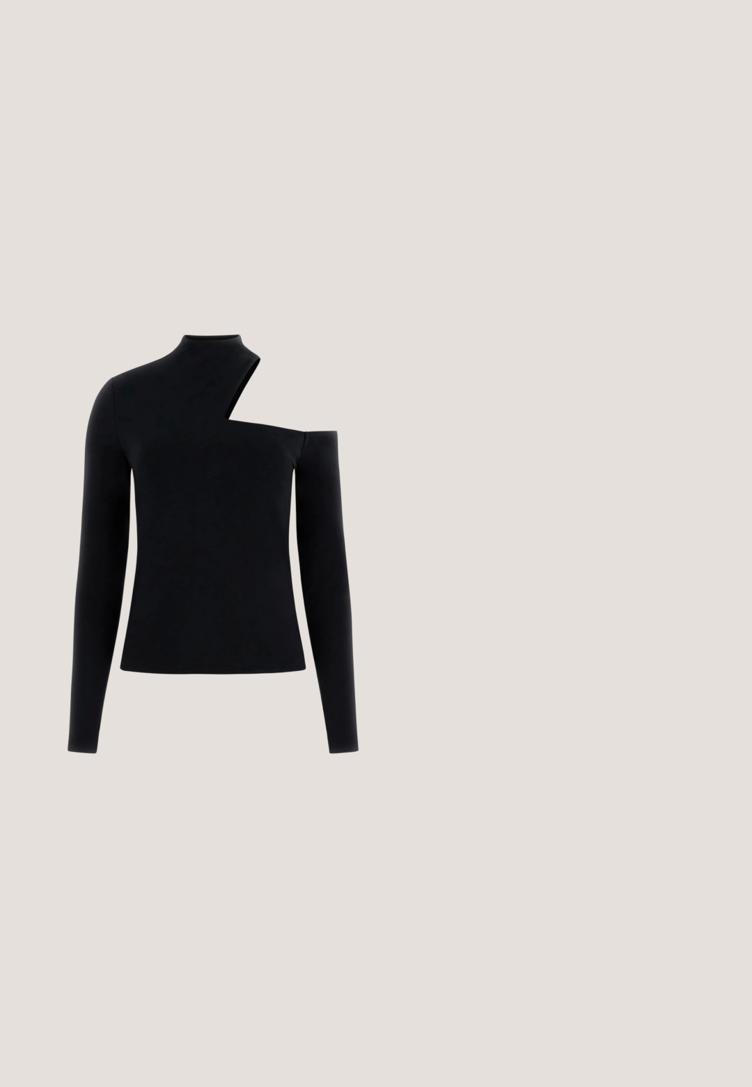 Schwarzes langärmliges Oberteil aus Jersey-Stoff mit asymmetrischem Ausschnitt und einem Schulterausschnitt. Glatte Textur.; Schwarze High-Waist-Jeans aus Denim mit weitem Bein, Fünf-Taschen-Design und Kupfennieten.; Schwarze Lederstiefel bis zum Knie mit strukturiertem Finish, versehen mit einer dekorativen goldenen Kettenakzente und einer flachen Gummisohle.; Schwarz gerahmte Sonnenbrille mit einer geschwungenen, kantigen Form. Dunkle Verlaufslinsen, metallische Details und der Markenname "vogue" am Gestell.; Schwarze Schultertasche mit strukturiertem Muster, goldfarbenem Guess-Logo und verstellbarem Riemen vor einfarbig hellem Hintergrund.; Goldene herzförmige Ohrringe, geschmückt mit klaren Kristallen, mit "GUESS" in der Mitte eingraviert. Die Ohrringe sind mit Clips gesichert.
