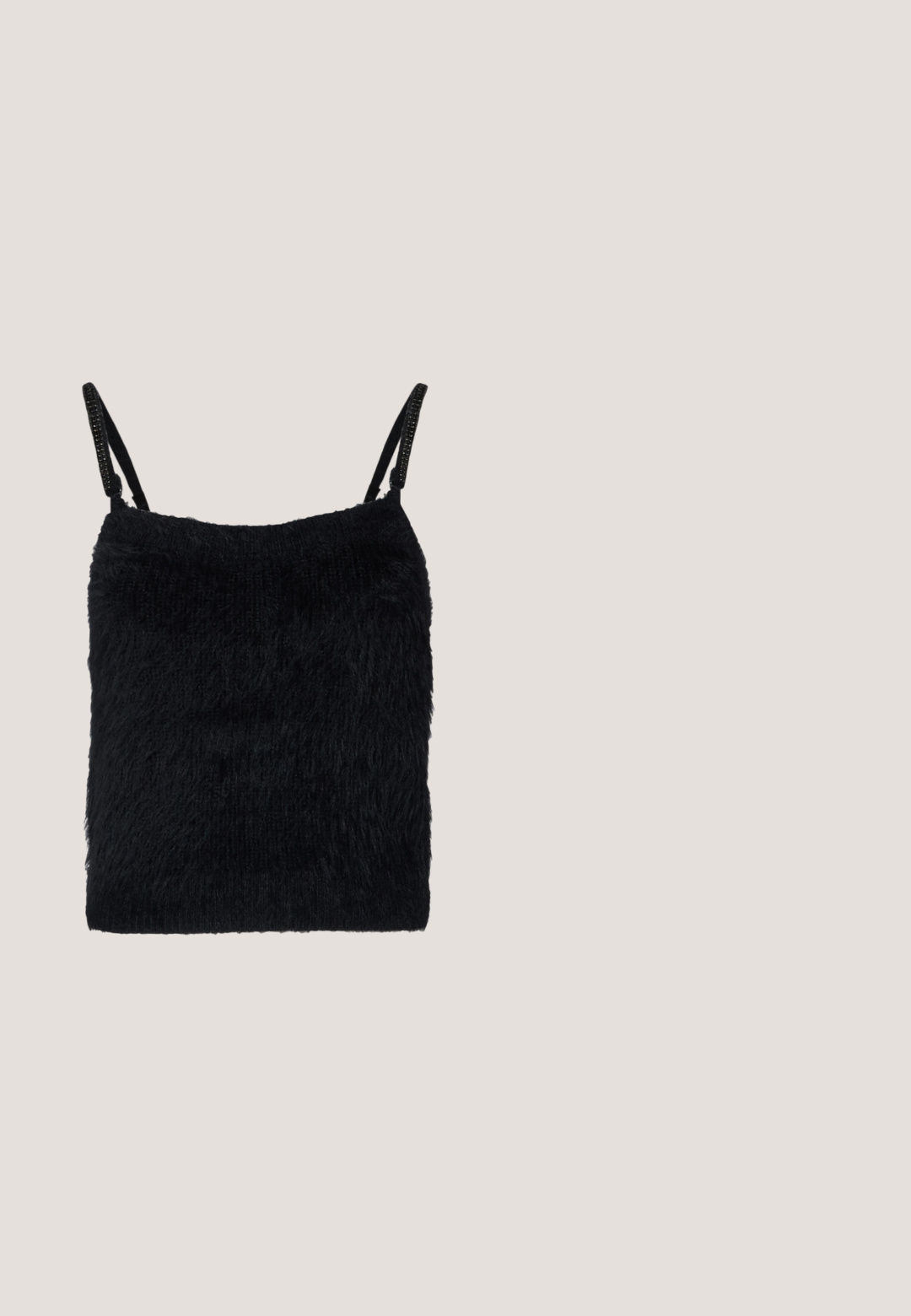 Top de tela negra suave con tirantes finos. Superficie texturizada, forma cuadrada y diseño ligero. Esquema de color simple y monocromático.; Falda negra de cuero en línea A con costuras visibles y un ligero brillo, con cintura alta y bajo corto.; Tacones de slingback negros con punta afilada, hechos de material brillante, que presentan acentos recortados y un tacón moderado para mayor soporte.; Gafas de sol negras con forma de ojo de gato, acabado brillante, lentes oscuros y un logo "cK" en la patilla. Diseño angular y montura gruesa.; Bolso de hombro de cuero negro con un solo asa, cierre de cremallera y un pequeño logo cuadrado plateado en la parte delantera.; Pendientes de aro de plata con un acabado pulido, que presentan una forma circular y un cierre de gancho. Textura suave con detalles mínimos.