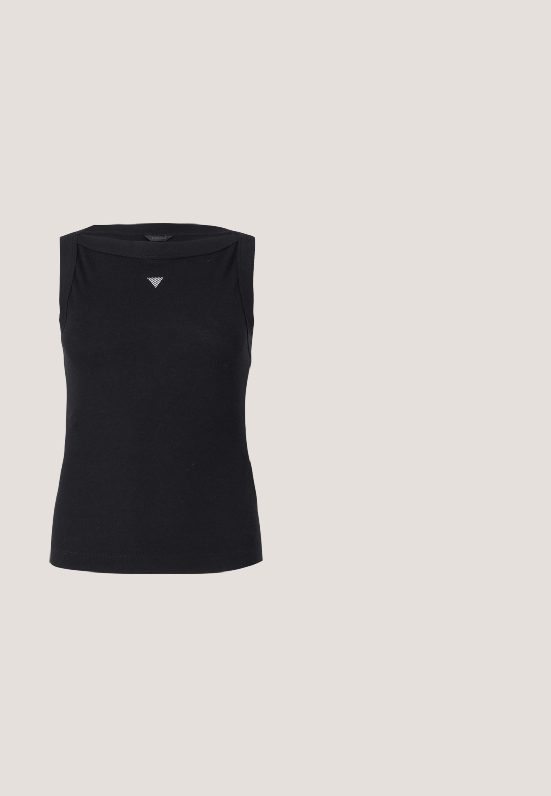 Schwarzes ärmelloses Oberteil aus Baumwolle, mit Bootsausschnitt und kleinem Kristall-Dreieck-Logo auf der Brust. Glatte Textur.; Dunkelblaue Schlagjeans aus Denim mit hoher Taille, fünf Taschen und kontrastierenden orangen Nähten. Mit Metallknopfverschluss.; Beiger Lackleder High-Heel Slingback-Schuh mit spitzer Spitze und kleinem goldenen Schnallendetail am Riemen.; Schwarze Cat-Eye-Sonnenbrille mit braunen Verlaufsgläsern und goldfarbenen Bügeln vor hellem grauem Hintergrund.; Schwarze Ledertasche mit zwei Griffen, verziert mit goldfarbenen Beschlägen und einem Logoplateau. Schmale Seitenträger betonen ihre strukturierte Form.; Zarter goldener Kettenarmband mit ovalem Mittelstück, verziert mit kleinen klaren Kristallen und einem dreieckigen Markenanhänger nahe dem Verschluss.