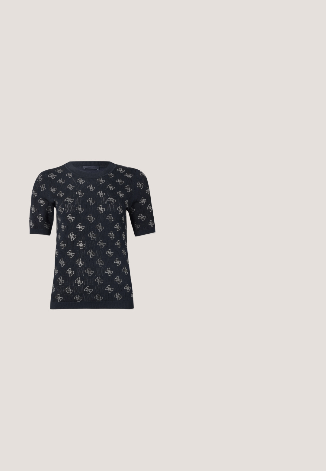 Schwarzer kurzärmeliger Pullover mit einem strukturierten Strickdesign und sich wiederholenden silbernen Logo-Mustern. Rundhalsausschnitt und figurbetonte Silhouette.; Dunkelblauer Jeans-Midirock mit vorderem Schlitz, Knopfverschluss, Gürtelschlaufen und Fronttaschen.; Knielange schwarze Lederstiefel mit glatter Textur, seitlichen Reißverschlüssen und flacher Sohle. Die Stiefel haben einen strukturierten Schaft und minimales Zubehör.; Schwarze Sonnenbrille mit einem markanten, quadratischen Rahmen, Verlaufsgläsern von dunkel zu hell und schlanken schwarzen Bügeln mit dezenten Logodetails.; Weiße Lederhandtasche mit geschwungener Form, versehen mit einem silbernen dreieckigen Logo und einem Reißverschluss. Glatte Textur und zwei Griffe.; Paar goldfarbene Creolen mit abgerundeten Perlendetails entlang des äußeren Randes auf hellem Hintergrund.