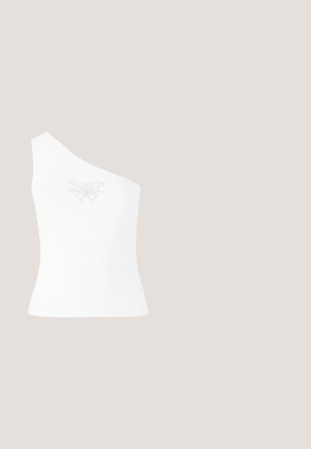 Haut blanc à une épaule en tissu lisse, présentant un design de papillon rehaussé de petits strass sur le devant.; Jupe patineuse noire en tissu doux, avec une taille ajustée, des plis à l'avant et un ourlet évasé arrivant au genou.; Botte en cuir noire mi-mollet avec quatre boucles métalliques réglables et un petit talon bloc sur fond blanc.; Lunettes noires rectangulaires avec des verres transparents, présentant des bords arrondis et des accents sur les côtés, avec une finition brillante sur la monture et les branches.; Sac à main en cuir noir avec une forme arrondie, orné de clous en argent, doté d'une fermeture éclair et d'une seule sangle ajustable.; Ceinture en cuir noir avec une grande boucle en métal argenté dotée de détails complexes et d'accents décoratifs à chaque extrémité.
