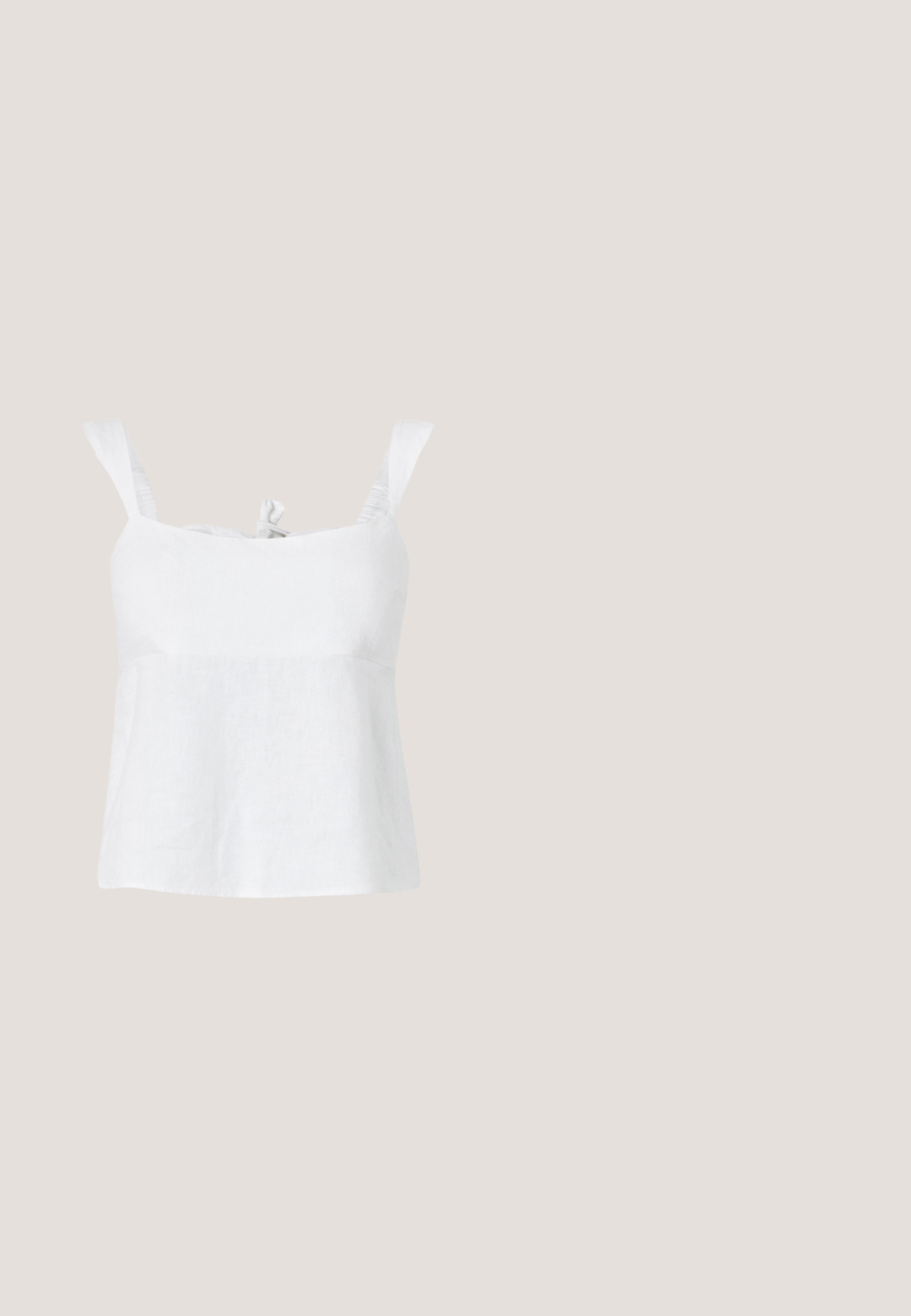 Top de lino blanco con un corte relajado, que presenta tirantes ajustables y un detalle de lazo en el escote, textura suave y un diseño ligero.; Falda blanca con patrón floral azul, con pliegues y un borde de encaje en el dobladillo. Fabricada con tela ligera, con una cintura ajustable.; Chancla blanca con una tira texturizada y una suela elevada y redondeada. El material parece suave y duradero, con un patrón sutil.; Gafas de sol rectangulares con tintado marrón, montura delgada de metal dorado y patillas con puntas negras, descansando sobre una superficie blanca.; Bolsa de tela blanca con bordado floral de encaje y una asa superior fruncida, mostrada sobre un fondo claro y liso.; Pendientes de aro en tono dorado con un acabado suave y pulido. Presentan una forma de medio círculo y un cierre de poste seguro.