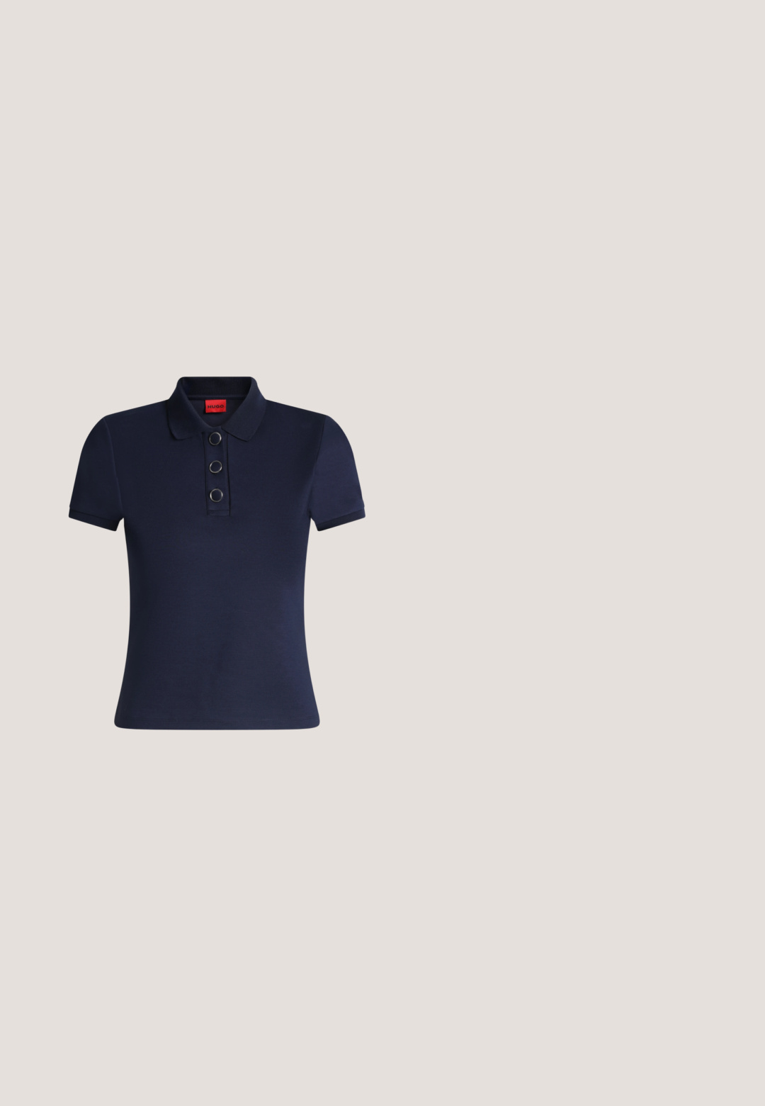Marineblaues kurzärmeliges Poloshirt mit Kragen und drei großen runden Knöpfen auf der vorderen Knopfleiste.; Schwarze Kunstleder-Hose mit geradem Bein, Knopf- und Reißverschluss, Gürtelschlaufen und Seitentaschen, vor einem weißen Hintergrund präsentiert.; Schwarzer Slingback-Pumps mit spitzer Spitze, mit einem gerafften schwarzen Obermaterial und einem mittelhohen Blockabsatz. Glatte Textur vor glänzendem metallischem Hintergrund.; Schwarze quadratische Sonnenbrille mit dunklen Gläsern und goldenen Logodetails an beigen Bügelenden, dargestellt auf einer weißen Oberfläche.; Schwarze gesteppt Crossbody-Tasche und kleine Tasche mit goldenen Reißverschlüssen und "Steve Madden"-Logo, abnehmbarer verstellbarer schwarzer Riemen.; Goldfarbene doppelte Halskette mit verschiedenen Anhängern, darunter Herz, Hand, Chilischote, Blume, Halbmond und Türkisperle.