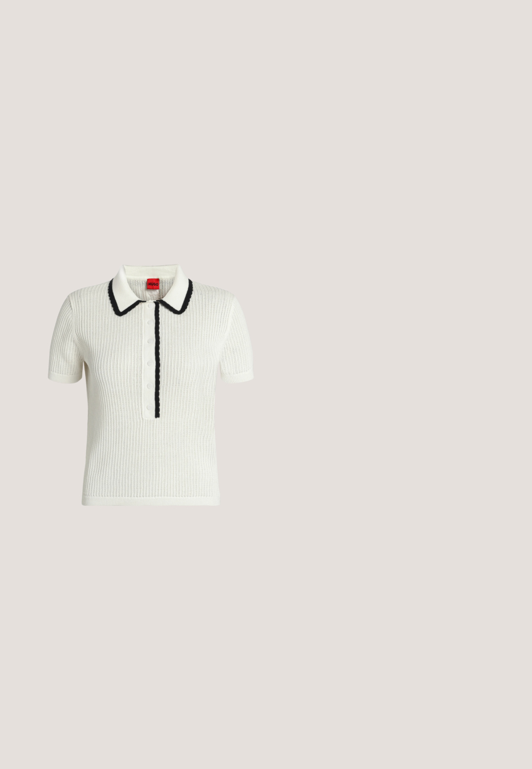 Hvid strikket polo med korte ærmer og lodret rib, sort bølget kant på krave og knapstolpe samt syv hvide knapper.; Sorte højtaljede shorts med tre store sølvknapper ned foran og synlige lodrette sømdetaljer.; Sort læder ankelstøvle med blokhæl, glat tekstur, rund tå og en hælflap med gul branding.; Sorte rektangulære solbriller med mørke linser og gyldne cirkulære logoer på begge stænger, vist på en hvid overflade.; Lille rektangulær mørkebrun læderhåndtaske med en guldfarvet kæderem og en gylden lås foran.; Par af små sølv- og guldhjerteformede ørestikker på en ensfarvet baggrund.