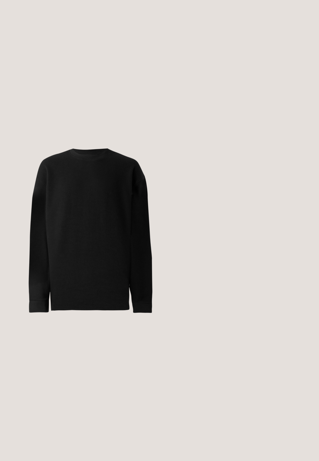 Sort langærmet sweater lavet af ribbet materiale. Har en rund halsudskæring og en lige kant forneden med tætsiddende manchetter. Enkel og ensfarvet design.; Skræddersyede mørkegrå bukser i et glat, tekstureret stof; har flad front og lige ben; minimalistisk design uden synlige detaljer.; Sort læder herre loafer med moc-tå syning, penny strop, struktureret krave og lav stablet hæl på hvid baggrund.; Mørkegrønt smalt slips med et mønster af små, jævnt placerede hvide polkaprikker på en hvid baggrund.; Sort tekstureret læder crossbody taske med front lynlåslomme og justerbar bred stofskulderrem på hvid baggrund.; Sort læderbælte med en sølvfarvet rektangulær spænde og en lille vedhæftet sølvring, sammenrullet på en hvid baggrund.