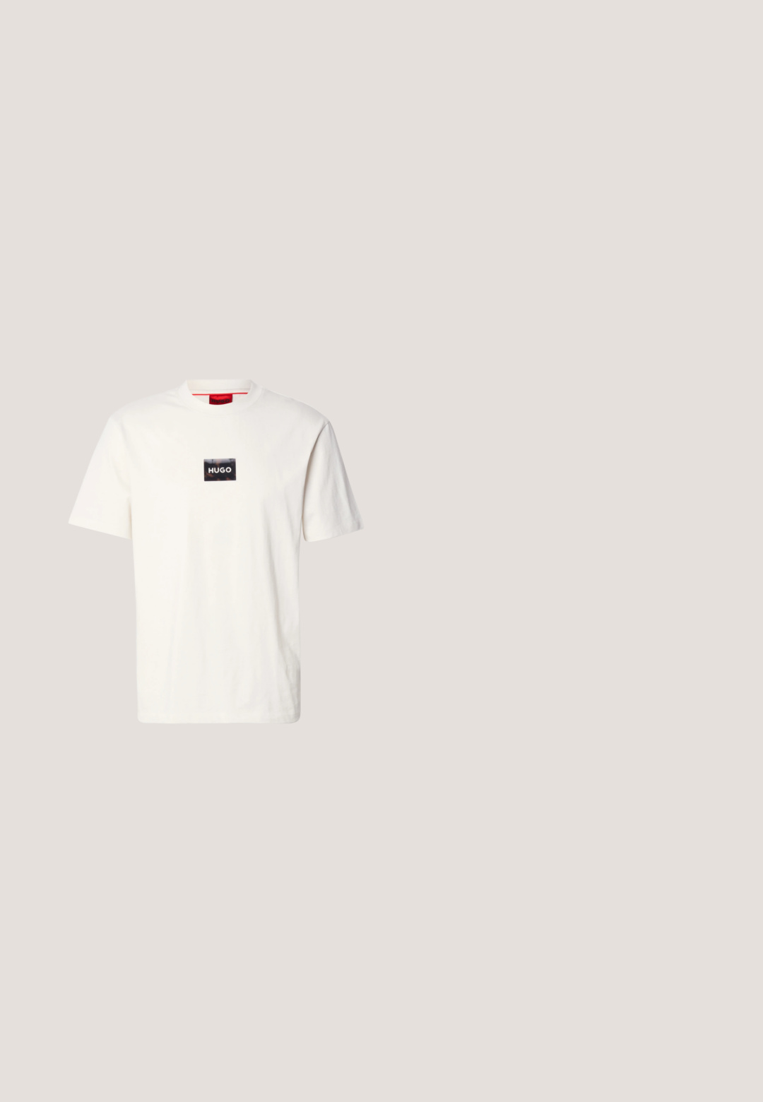 T-shirt blanc à manches courtes avec col rond, doté d'un petit patch rectangulaire noir et du texte blanc "HUGO" sur la poitrine.; Shorts en maille noire avec motif texturé, taille élastique et cordon avec embouts métalliques.; Bottines noires en cuir avec une surface texturée, bout rond, lacet à l'avant et semelle en caoutchouc robuste. Design minimaliste sans marquage visible.; Lunettes de soleil noires rectangulaires avec des verres gris, monture épaisse en finition mate et accents latéraux discrets. Design élégant avec des bords angulaires.; Mallette en cuir noir texturé avec poignées supérieures et bandoulière réglable, posée sur un fond blanc uni.; Ceinture en cuir noir enroulée avec une boucle noire mate rectangulaire et un logo embossé discret sur fond blanc.