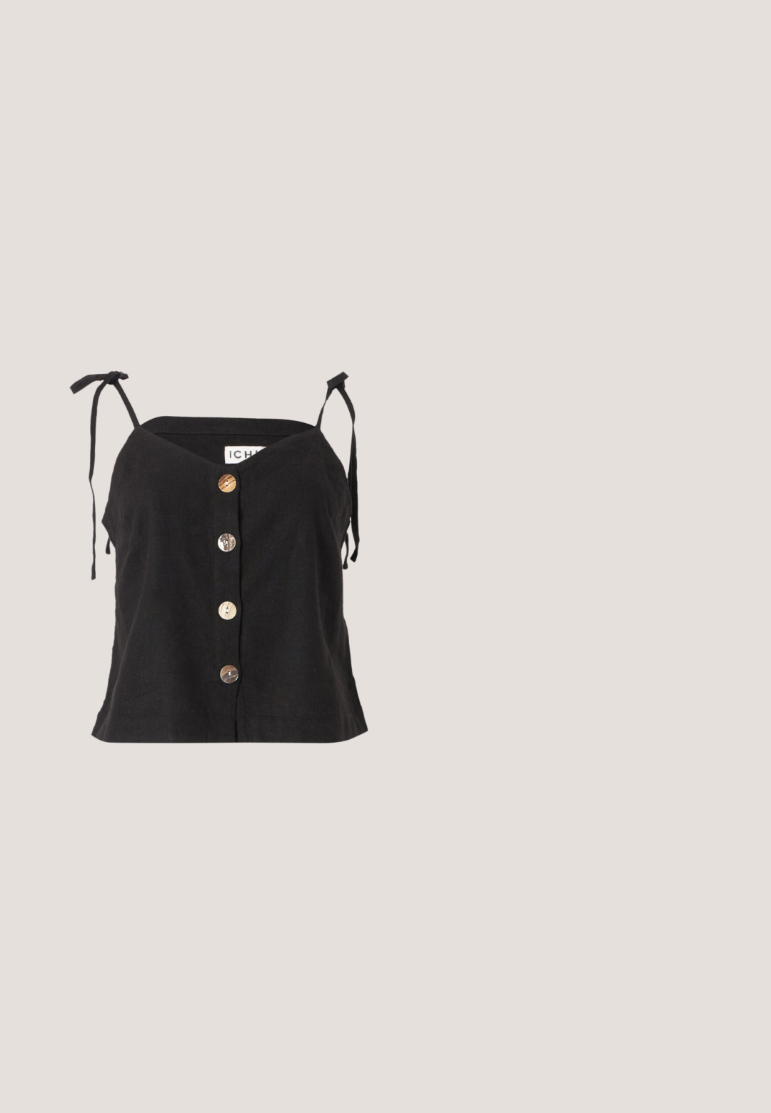 Camisole en lin noir avec un décolleté en V, des bretelles réglables à lien et cinq boutons proéminents en matériaux variés sur le devant.; Shorts noirs taille haute ajustés, avec passants de ceinture, plis à l’avant et fermeture éclair dissimulée.; Mule noir à talons avec un dessus en mesh, des fines brides et un nœud décoratif. Équipé d'un talon fin et pointu ainsi que d'une semelle intérieure texturée.; Lunettes de soleil ovales noires avec des verres teintés ambre, des montures épaisses et un motif subtil en écaille de tortue marron sur les branches, inclinées sur un fond blanc.; Sac à main en tissu noir, de forme arrondie, orné de clous métalliques ronds en argent disposés en motif, et d'un accent en tissu noué.; Boucles d'oreilles dorées avec une forme abstraite et organique, présentant une surface texturée et une fermeture à poussette.
