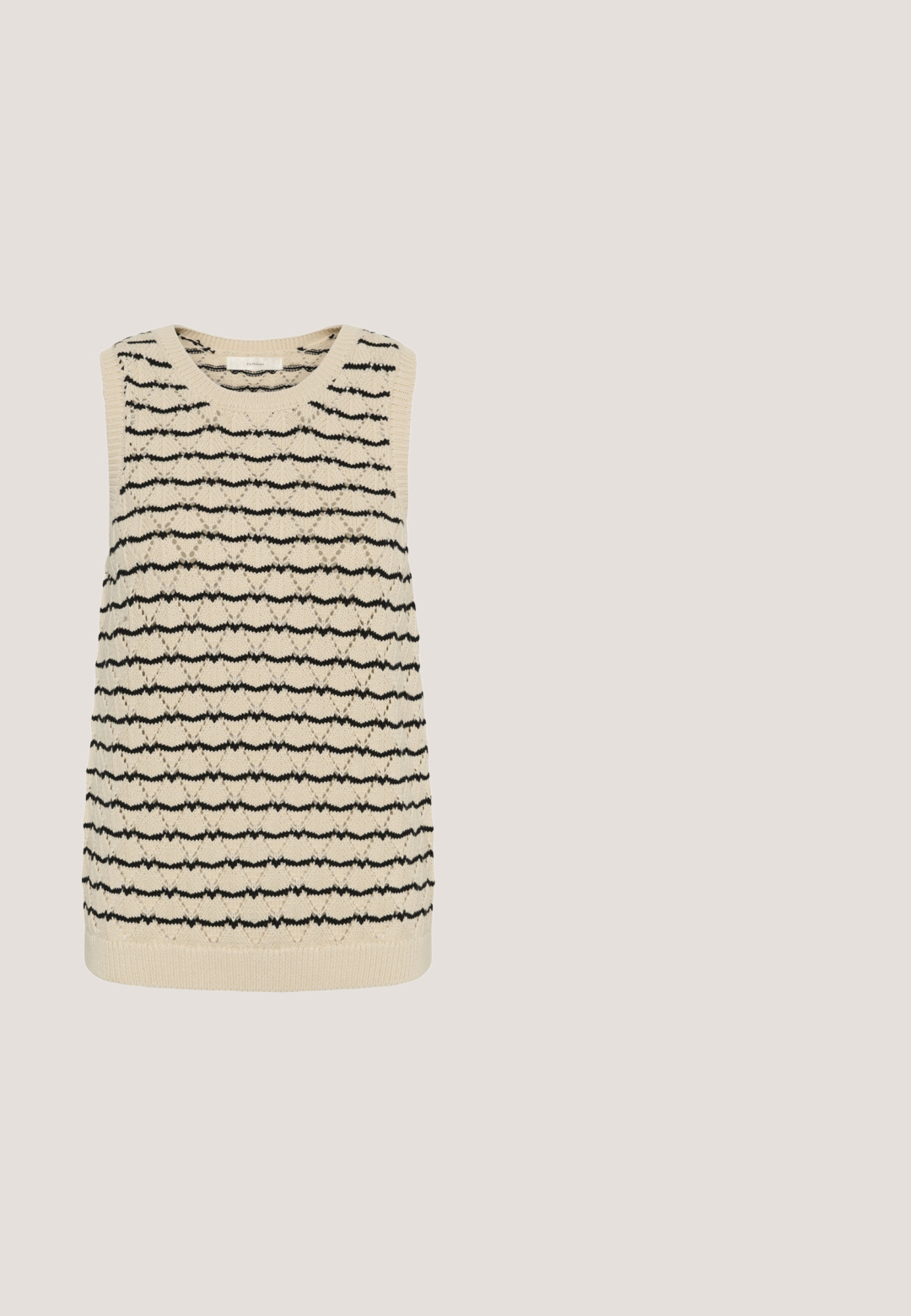 Chaleco de punto sin mangas beige con rayas horizontales negras y un patrón texturizado de diamantes en todo el tejido.; Pantalones de pierna ancha negros, hechos de una tela suave, con cintura alta, pliegues frontales, cierre de botón y una silueta recta.; Zapato plano de cuero negro con puntera puntiaguda y pequeño detalle decorativo dorado en la parte delantera, mostrado de perfil sobre fondo blanco.; Gafas de sol ovaladas negras con montura gruesa y lentes oscuras, con pequeños acentos circulares dorados en las varillas, mostradas sobre un fondo blanco.; Bolso tote de lona negra con asas de doble raya crema y correa de hombro desmontable a juego sobre un fondo liso y claro.; Pendientes de metal en tono dorado con un diseño circular que presenta dos esferas, una más grande y texturizada, y una bola pulida más pequeña en la parte superior.