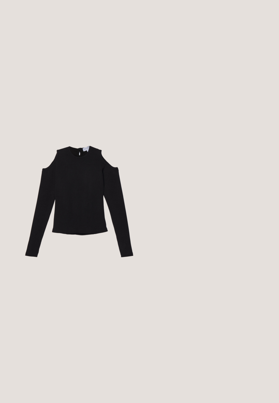 Schwarzes Langarmshirt mit ausgeschnittenen Schultern, aus weichem Stoff. Mit Rundhalsausschnitt und einer Schlüsseleinschlussöffnung im Rücken.; Schwarze, ausgestellte Jeanshose mit kontrastierenden weißen Nähten und einem gestreiften Stoffakzent am Saum. Verfügt über Fronttaschen.; Schwarze Absatzstiefeletten mit spitzem Zehen und kantigem Design, kombiniert mit hochgeschnittenen roten Lederhosen, die ein dezentes Muster aufweisen.; Schwarze Katzenaugen-Sonnenbrillen mit dicken Rahmen, grauen Gläsern und kleinen dekorativen Metallakzenten. Glattes Plastikmaterial, kantiges Design.; Schwarze Leder-Crossbody-Tasche mit Klappendesign, mit silbernen Flügelakzenten und strukturierter Oberfläche. Verstellbarer Tragegurt inklusive.; Silberne Creolen mit einer gebogenen, glänzenden Oberfläche und einem nahtlosen Design. Verfügt über einen Scharnierverschluss für sicheren Halt.