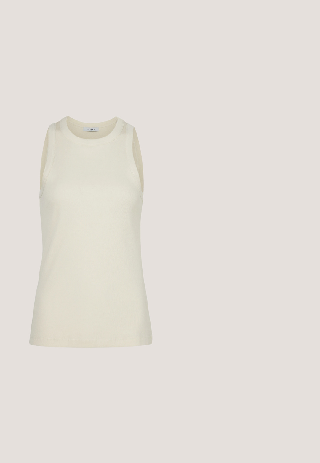IVY OAK KLARA ANN - Débardeur - almond milk; Jean en denim taille haute présentant un dégradé de bleu clair à bleu foncé, un design à jambe droite et des bords effilochés aux ourlets.; Tongs noires au design minimaliste, avec des sangles fines et une semelle plate. Le matériau semble être du plastique avec une texture lisse.; Lunettes de soleil rectangulaires noires avec des verres foncés et des montures brillantes. Présentent une marque en argent sur le côté. Forme carrée avec des branches robustes.; Sac cabas en cuir verni noir avec une forme rectangulaire, des bretelles fines pour l'épaule et un logo doré à l'avant. Texture lisse et brillante.; Les boucles d'oreilles en argent en forme de créole présentent un design lisse et arrondi avec un profil fin et un fermoir sécurisé. Style minimaliste avec une finition polie.