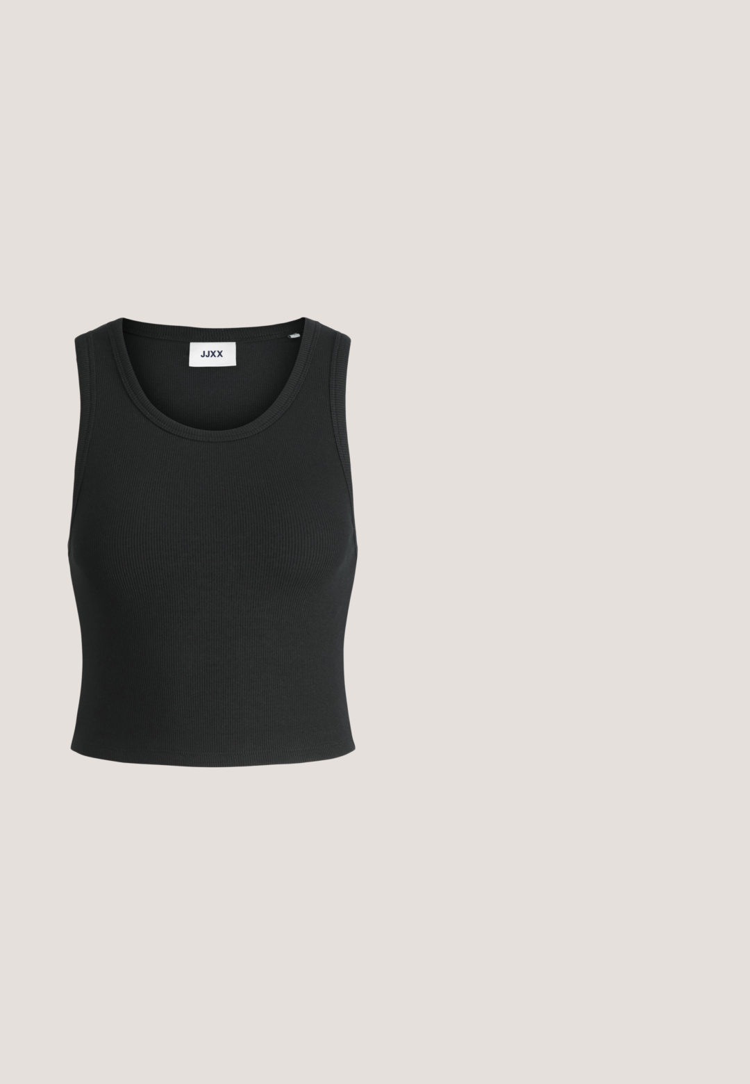 Sort ribbet tanktop med rund halsudskæring og ærmeløs design; lavet af et blødt, strækbart stof for komfort og pasform.; Sorte flared jeans med en glat stof, medium taljehøjde, forlommer og en knaplukning. Nederdelen flarer ud i bunden.; Sort laklæder Mary Jane-flad sko med to udskæringer og en guldbuckelrem på hvid baggrund.; Sorte cat-eye solbriller med mat finish, der har grå tonede linser, skarpe vinkler og slanke sidearme. Mærkenavnet er synligt på den indre arm.; Sort hobo taske lavet af glat læder med en buet silhuet, der har en enkelt justerbar skulderrem og minimalistiske designdetaljer.; Sølv hoops øreringe har et glat, afrundet design med en slank profil og sikker spænde. Minimalistisk stil med en poleret finish.