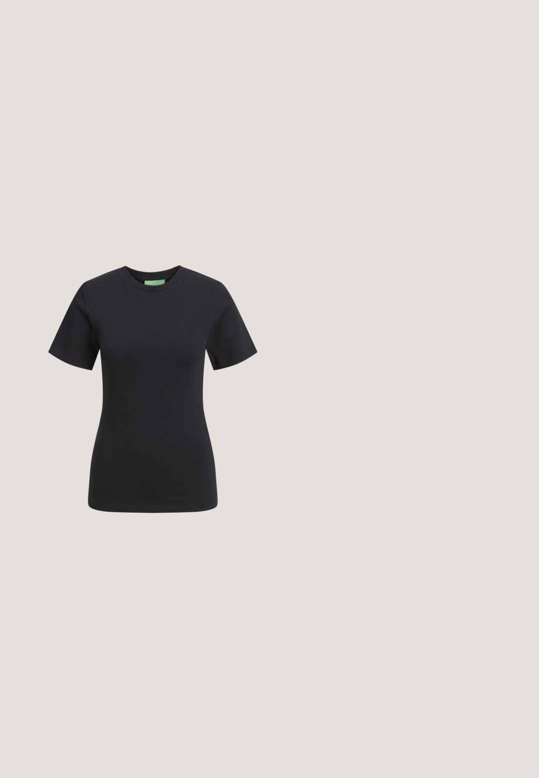 Camiseta negra de manga corta con escote redondo, hecha de un suave tejido de algodón, con un corte ajustado y sin patrones ni acentos visibles.; Pantalones cargo caqui con un diseño de pierna recta, fabricados en una mezcla de algodón, con múltiples bolsillos y cierre de botón.; Zapatilla de correr Nike blanca y gris con suela acolchada, flotando sobre un saliente de hormigón contra un fondo gris desenfocado.; Gafas de sol grandes y negras con un frente plano, lentes degradados de color púrpura oscuro y patillas con acentos dorados que presentan el logo de la marca "Quay."; Bolso negro con un exterior de malla, asa trenzada y cordones decorativos. Incluye una correa desmontable y acentos de hardware en contraste.; Pendientes de aro plateados con un diseño delgado y suave; forma ovalada alargada; acabado pulido; presentan un cierre de gancho seguro.