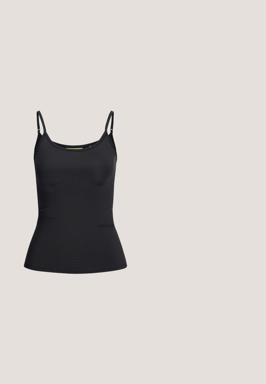 Haut noir ajusté pour femmes sans manches avec fines bretelles réglables et un léger décolleté arrondi, présenté sur fond blanc.; Leggings noirs ajustés, avec une finition en dentelle à l'ourlet. Fabriqués à partir d'un matériau lisse et extensible pour le confort et la flexibilité.; Chaussures de sport argentées et blanches avec deux bandes croisées, finition semi-brillante et détails texturés, associées à un pantalon noir sur une surface bleue.; Lunettes noires rectangulaires avec des verres transparents, présentant des bords arrondis et des accents sur les côtés, avec une finition brillante sur la monture et les branches.; Sac seau en cuir noir avec une large base arrondie et des doubles bretelles étroites, sur un fond clair uni.; Collier à double couche avec un rang de perles et une chaîne en or ornée de breloques : botte rouge, oiseau, fer à cheval et pendentif cœur.