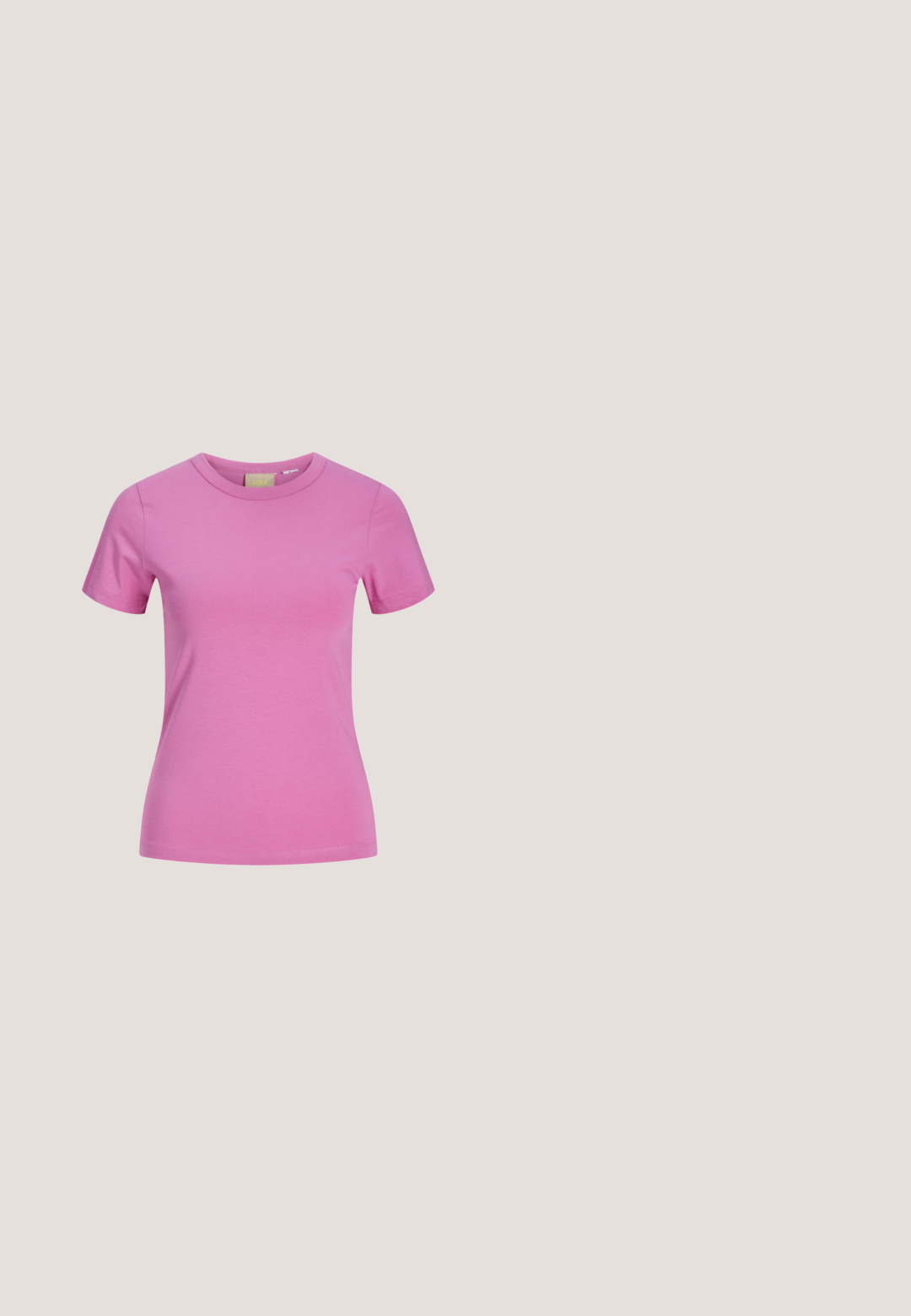 Kortärmelig roze T-shirt met ronde hals, nauwsluitend, gemaakt van gladde stof met subtiele stikdetails.; Zwarte flared jeans met een hoge taille, naaigegevens en vijf zakken. De stof heeft een gladde textuur met een vervaagd effect.; Zwarte leren platte schoen met een spitse neus, geplooide details rond de opening en een zilveren gespaccentueerde verstelbare band.; Cat-eye zonnebril met een glanzend donker tortoise-shell plastic frame, uitgerust met gebogen armen en heldere lenzen. Minimale branding aan de zijkant.; Zwarte nepleer handtas met een krokodillenstructuur, opgedroogde bovenkant en een gekreukte hengsel. Het lijkt zacht en compact van ontwerp.; Zwarte leren riem met een zilveren, vlindervormige gesp, opgerold op een effen lichte achtergrond.
