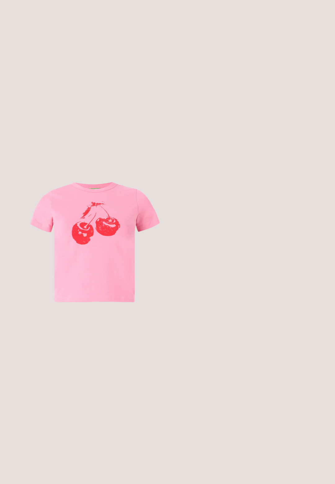 Camiseta corta de algodón rosa con un diseño gráfico de una cereza roja brillante con tallos verdes. Cuello redondo clásico y mangas cortas.; Vaqueros negros de denim lavado con cintura alta, cierre de doble botón, bolsillos delanteros y piernas ligeramente acampanadas.; Zapatilla blanca gruesa con suela gruesa texturizada, estrella plateada y decoraciones de mariposa en los cordones blancos, y tachuelas plateadas en la lengüeta del talón.; Gafas de sol ovaladas negras con montura gruesa y lentes tintadas de color marrón, exhibidas sobre un fondo blanco.; Bolso de cuentas negras con una silueta curva, asa de transporte y textura brillante. Llevado con zapatos de tacón altos negros y pantalones cortos negros ajustados.; Pendientes con cristales rosas incrustados, con formas intrincadas y detalles metálicos. Diseño ligero con un patrón de filigrana y cierre de poste.