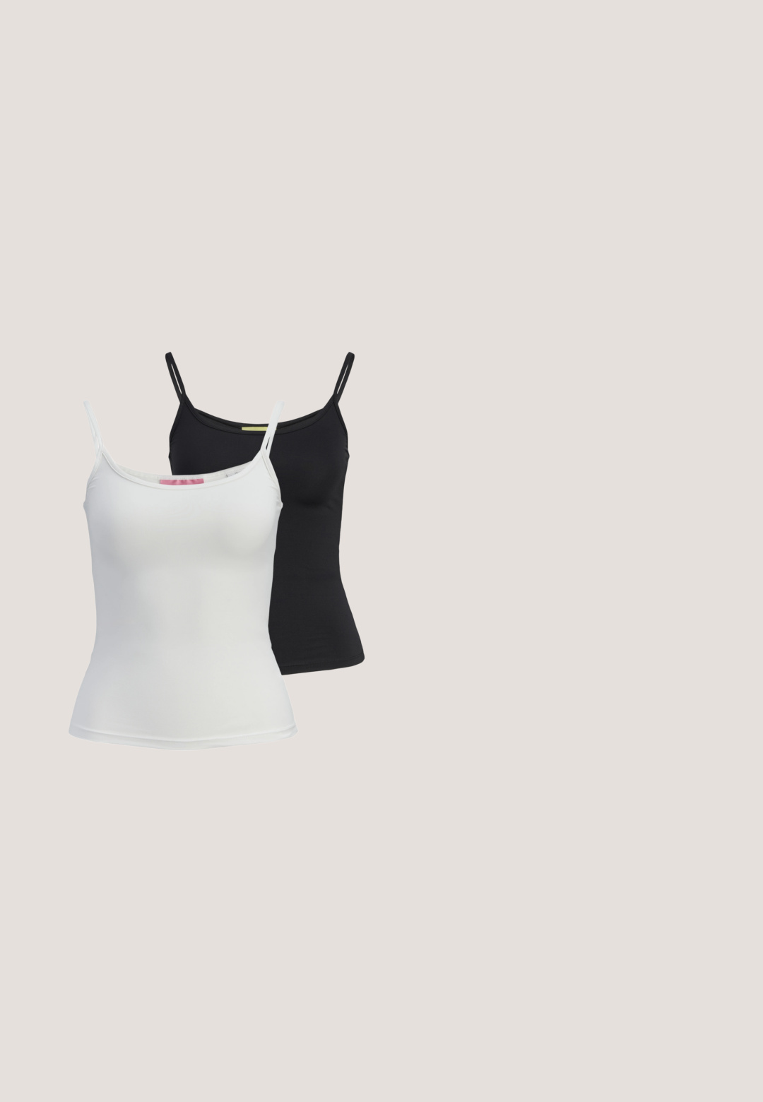 Dos camisetas sin mangas básicas en negro y blanco, hechas de una tela suave y elástica. Presentan tirantes finos y un diseño simple y ajustado.; Pantalones de pierna recta en verde oscuro, con cierre de botón y trabillas para cinturón. Textura suave y detalles mínimos. Corte entallado.; Las sandalias de plataforma negras presentan tiras en capas y detalles de hebilla, con una suela gruesa y texturizada y un diseño de plantilla suave.; Even&Odd by Zalando Gafas de sol - black; Bolso de mano de cuero negro con forma curva, adornado con tachuelas plateadas, cuenta con cierre de cremallera y una sola correa ajustable.; Los pendientes de aro de plata presentan un diseño suave y redondeado con un perfil delgado y un cierre seguro. Estilo minimalista con un acabado pulido.