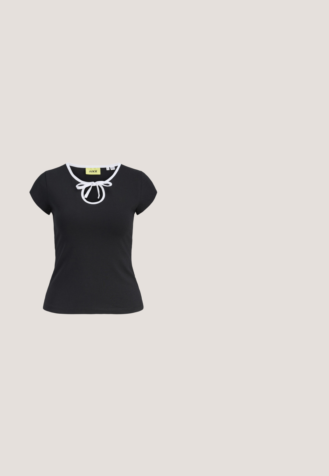 Sort kortærmet T-shirt i blødt stof med rund halsudskæring, hvid kant og en central sløjfedetalje ved halsen. Størrelse small.; Lys blå denimjeans med en flared benedesign, høj talje og minimal hardware. Har klassisk fem-lomme stil og diskret syning.; Sort læder åben tå mule med blok hæl, placeret på asfalt nær flisebelagt overflade.; Sorte, kantede solbriller med grå linser; lavet af plast, med tykke stænger med en glat overflade og ingen synlig hardware.; Pieces PCALUANA SHOULDER BAG - Håndtasker - black; Sølvøreringe i form af hoops med en glat, blank finish. Cirkulær form, der har en sikker lås. Simpelt og elegant design.