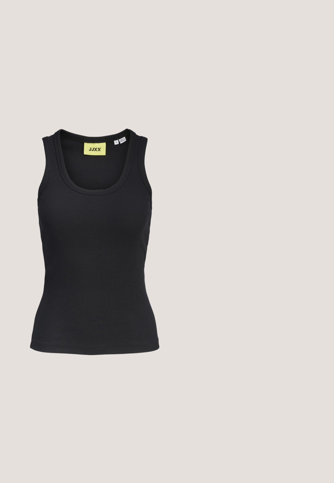 Camiseta sin mangas negra acanalada con cuello redondo y etiqueta visible de la marca JJXX en el interior del cuello, talla pequeña, fabricada en Bangladesh.; Pantalones acampanados beige de mezcla de algodón, con bolsillos estándar, cierre de botón en la parte frontal y detalles de costura a lo largo de las costuras.; Sandalia de cuero negro con puntera abierta, una tira ancha a lo largo del pie y una correa en el tobillo que cuenta con una hebilla plateada. Diseño de tacón cuadrado.; Gafas de sol de carey con forma rectangular, lentes marrones, montura de plástico suave y varillas delgadas que presentan sutiles patrones tonales.; Bolso de mano de cuero marrón con forma redondeada, herrajes plateados, dos correas laterales y una textura suave. Cuenta con un asa superior única.; Cinturón de cuero negro con una gran hebilla de metal plata que presenta un detallado intrincado y acentos decorativos en ambos extremos.