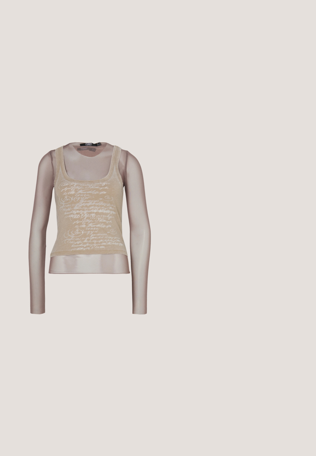 Top sin mangas beige combinado con mangas largas de malla; cuenta con una impresión en blanco en la parte delantera, escote redondo y una silueta ajustada.; Pantalones de pierna ancha con estampado de serpiente, que presentan una mezcla de tonos grises, marrones y beiges, hechos de un tejido suave con un ligero brillo.; Botas de cowboy de cuero marrón con costuras en forma de llama, cremallera lateral, tachuelas plateadas, punta puntiaguda y tacón apilado.; Gafas de sol negras con lentes grises, presentando un patrón enrejado de pequeños rhinestones metálicos a lo largo de las monturas. Acabado suave, diseño angular.; Bolso de mano de cuero sintético negro con un diseño curvado, bolsillo frontal con cremallera y herrajes decorativos, acompañado de un monedero redondo desmontable.; Pendientes de aro plateados con un diseño delgado y suave; forma ovalada alargada; acabado pulido; presentan un cierre de gancho seguro.