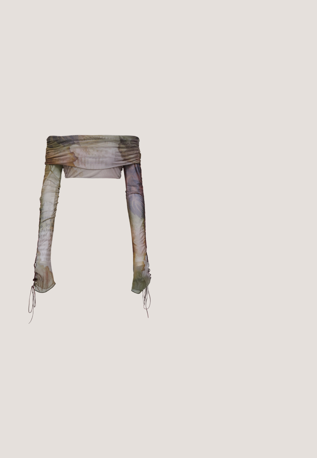 Jaded London UP FOLD OVER - Μπλούζα με μακριά μανίκια - multi; Μαύρο δερμάτινο σορτς χαμηλής μέσης με διακοσμητικά μεταλλικά κουμπιά μπροστά και στις πλευρές, με μπροστινές τσέπες και ραφές λεπτομερειών.; Even&Odd by Zalando Μπότες πλατφόρμα - black; Γυαλιά οράσεως τύπου cat-eye με γυαλιστερή σκούρα καβουρδισμένη πλαστική βάση, διαθέτοντας καμπυλωτά βραχίονες και διάφανοι φακοί. Ελάχιστη σήμανση στο πλάι.; Μαύρη τσάντα χιαστί από συνθετικό δέρμα με καμπυλωτό σχέδιο, φερμουάρ μπροστά, διακοσμητικά αξεσουάρ και αποσπώμενο στρογγυλό θησαυρό νομισμάτων.; Ζεύγος λαμπερών ασημένιων κρίκων με λεπτές σύρμα σφραγίδες, παρουσιασμένα σε ανοιχτό γκρι φόντο.