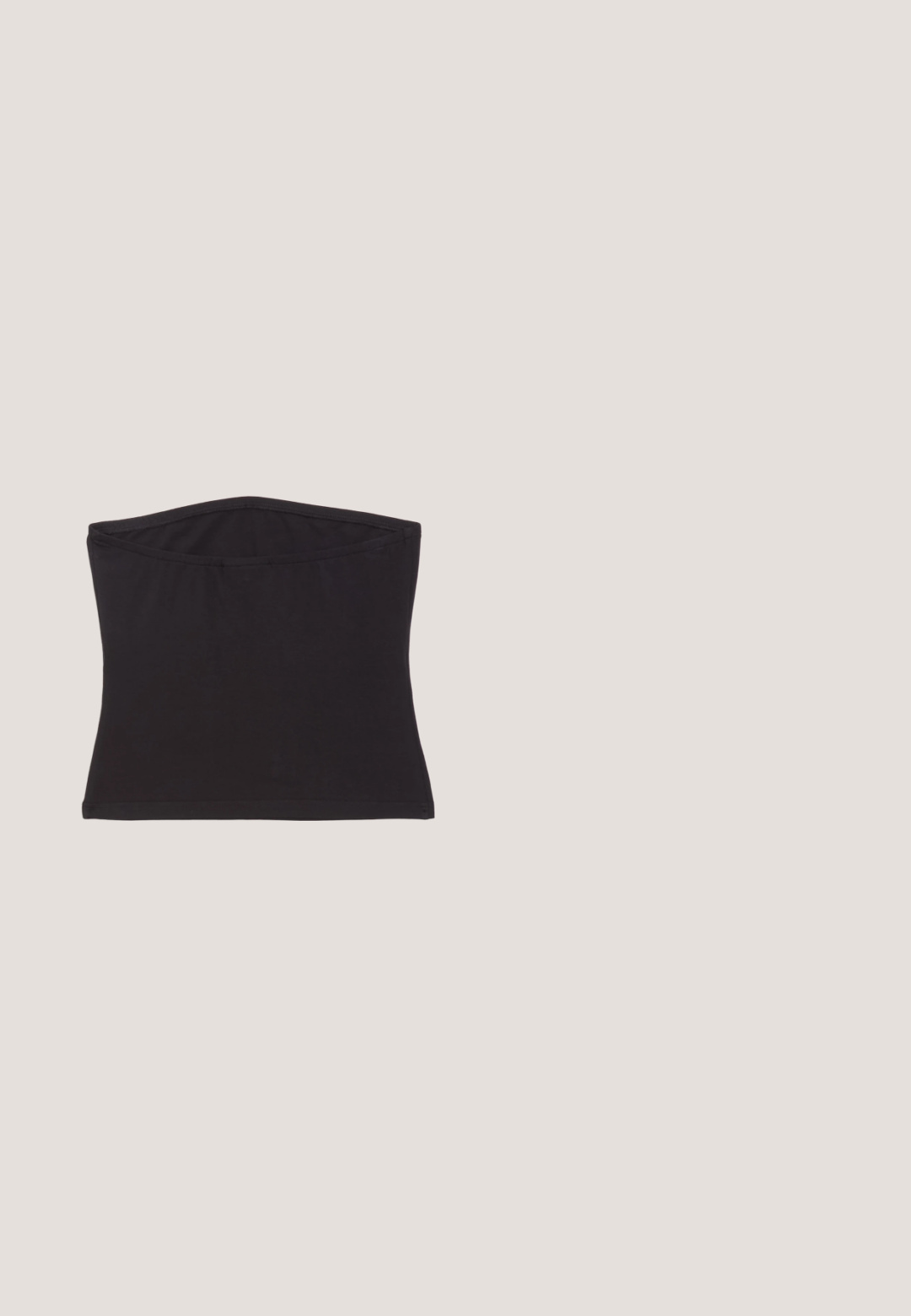 Schwarzes, eng anliegendes Crop-Top mit glatter Textur und abgerundetem Ausschnitt, verziert mit Strassbuchstaben, die "Juicy" auf der Vorderseite spell.; Helleblaue Denim-Jeans im weiten Schnitt haben eine hohe Taille, fünf Taschen, dezente Ausbleichungen und Ziernähte entlang der Nähte.; Weiße Plattform-Sneaker mit einer glatten synthetischen Oberfläche, rundem Zehenbereich, gepolstertem Kragen und strukturiertem Profil. Mit einem kontrastierenden Logo-Tag.; Schwarze rechteckige Sonnenbrillen mit dunklen Gläsern und dicken matten Rahmen. Die Bügel sind leicht verjüngt und haben eine glatte Oberfläche.; Bordeauxfarbene Lacklederhandtasche mit geschwungener Form, silbernen Hardware-Details und einer dekorativen Schnalle. Verfügt über einen kurzen Tragegurt und einen Reißverschluss.; Halskette in Silberoptik mit einer Reihe runder, klarer Steine, die eng zusammengefasst sind und mit einem Karabinerverschluss geschlossen werden.