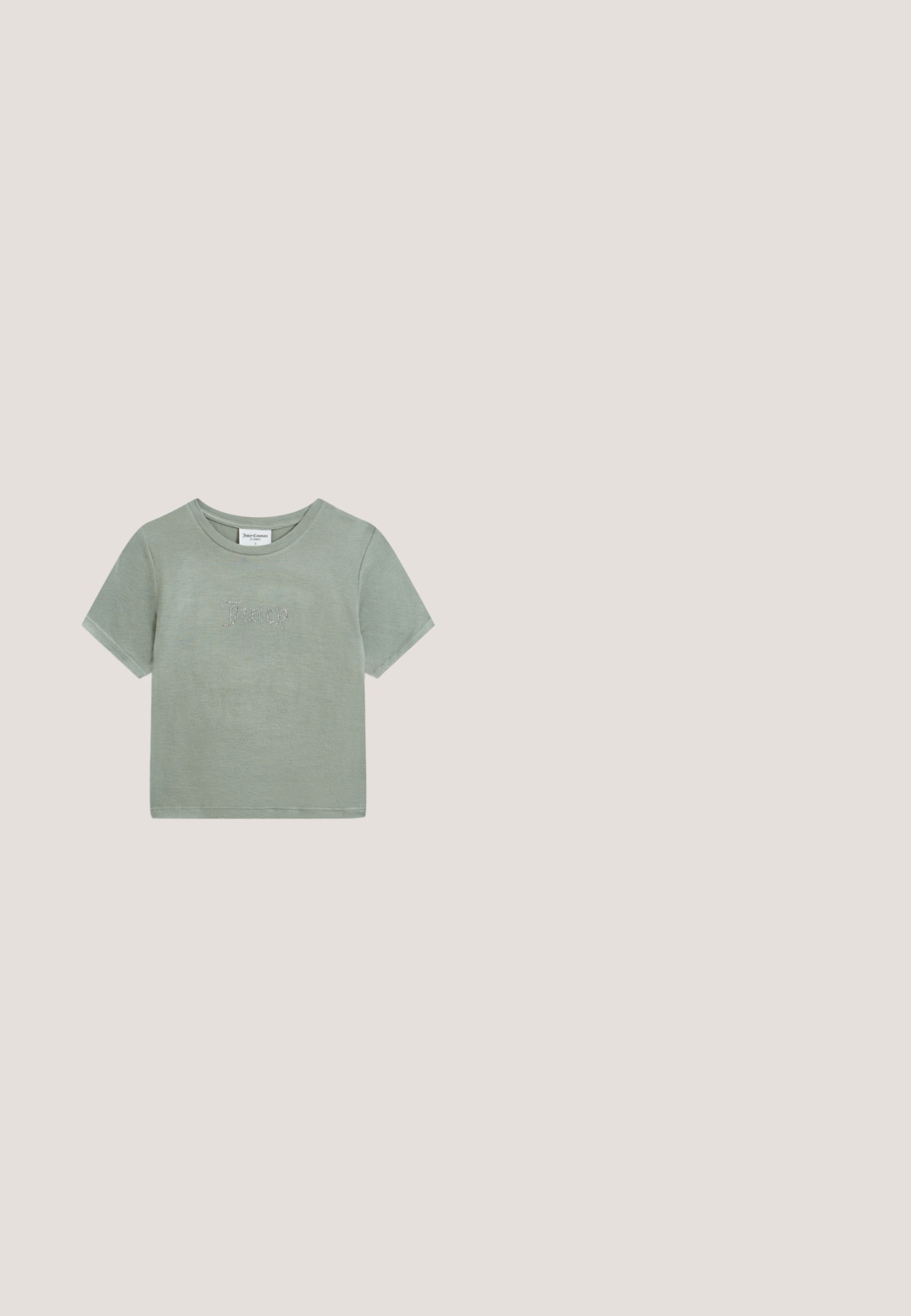 Lysegrøn bomuld T-shirt med korte ærmer, med "Juicy" broderet i rhinsten på tværs af brystet. Klassisk rund halsudskæring.; Grå flagrende jeans med en middelhøj talje, frontlommer og knaplukning, lavet af denimstof med en glat tekstur.; Hvid og grå chunky sneaker med tekstureret sål, trækflapper på tunge og hæl samt detaljeret paneldesign på overdelen.; Sorte solbriller med et slankt, vinklet design. Har klare krystalaccenter på den sølvfarvede tempel og mørke glas.; Sølvhåndtaske med et struktureret mønster af geometriske former og cirkler, der har et afrundet håndtag og en aftagelig rem.; Sølvkædehalskæde med små rektangulære metalaccents jævnt fordelt og en justerbar lås på en hvid baggrund.