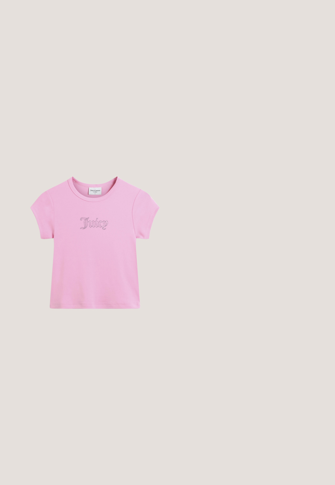 Pink kortærmet t-shirt lavet af bomuld med en glitrende "Juicy"-logo i script-skrift centralt placeret. Glat tekstur, rund halsudskæring.; Lysblå bredbenede jeans lavet af denim, med høj talje, fem lommer og en klassisk knaplukning. Lige snit fra lår til kant.; Hvide platform sneakers med en glat syntetisk overflade, rund tå, polstret krave og tekstureret sål. Har et kontrasterende logo-tag.; Et par rektangulære solbriller med lyseblå gennemsigtige stel og mørkegrå linser, der har lige templer og minimale hardware detaljer.; Sort lakeret skuldertaske med en buet form, udsmykket med sølvhardware, dekorative spænder og en kort rem. Blå mærkat vedhæftet.; Sølv halskæde med flere kæder og en central knudedetalje samt en justerbar låseforlængelse på en ensartet lys baggrund.