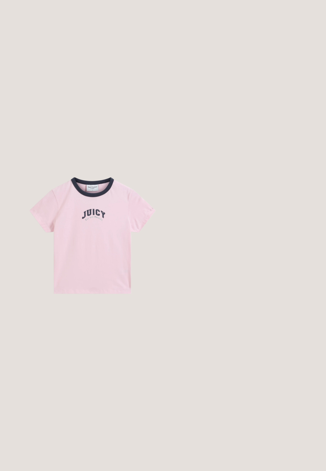 Camiseta de manga corta de color rosa claro con cuello negro y texto "JUICY EST LOS ANGELES" impreso en el centro delantera.; Pantalones de pijama color rosa claro en una tela texturizada con un corte holgado, que cuentan con una cintura elástica y un cordón para ajustes.; Zapatilla deportiva de ante rosa claro con tres franjas azul marino, suela de goma y cordones rosa claro. Presenta la marca "SPEZIAL" en el lateral.; Gafas de sol transparentes rosas con lentes ovalados, tinte rojo oscuro y varillas delgadas, con un acabado suave y detalles sutiles en la montura.; Bolso de ante rosa con un diseño curvado, asa corta, correa detachable y herrajes en plata que presentan el logo de "Juicy Couture" en dorado.; Pendientes de aro plateados con un diseño minimalista. Forma circular, textura suave y perfil delgado. Livianos con un acabado pulido.
