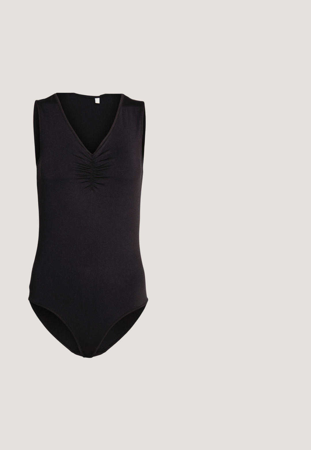 JDY SLEEVELESS BODYSTOCKING  - Débardeur - black; Jupe crayon noire froncée avec détail à nouer et fente latérale. Fabriquée à partir d'un tissu extensible, elle présente une texture lisse et une coupe ajustée.; Anna Field Sandales - black; Lunettes de soleil noires en forme d'œil de chat avec une finition mate, dotées de verres teintés gris, d'angles aigus et de branches élégantes. Nom de la marque visible sur la branche intérieure.; Porte-monnaie noir en daim avec une finition texturée, doté d'une chaîne dorée et d'un design épuré et angulaire.; Boucles d'oreilles dorées en forme de mains abstraites, avec une surface brillante, des détails complexes et un fermoir en argent et or pour un maintien sécurisé.