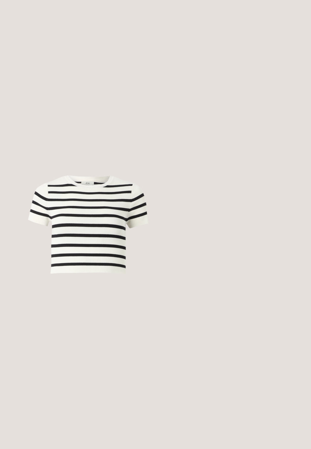 Top court blanc à manches courtes avec des rayures noires horizontales et un col rond.; Jeans en denim gris évasés avec une taille ajustée, un design à cinq poches et un léger délavage. Présentent une fermeture à bouton et un ourlet cousu.; Baskets plateforme blanches avec un extérieur synthétique lisse, un bout arrondi, un col rembourré et une semelle texturée. Présente une étiquette logo contrastante.; Lunettes de soleil ovales noires avec des branches fines et des verres teintés rouges posées sur une surface blanche.; Sac à main en vernis noir avec une forme courbée, une poignée unique et un fond arrondi. Présente un détail de logo discret à l'avant.; Collier en métal argenté orné de motifs d'étoiles et de fleurs, avec un accent en forme de cœur, agrémenté de cristaux transparents et doté d'une fermeture à pince de homard.