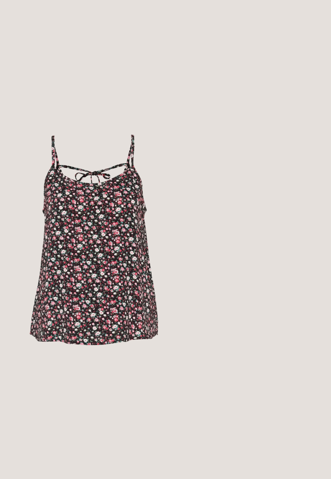JDY JDYCAMILLA STRAP - Top - black/multi; Schwarze High-Waist-Jeansshorts mit vorderer Knopfleiste, Gürtelschlaufen und zwei Vordertaschen auf weißem Hintergrund.; Schwarzer High-Top-Sneaker mit weißen Schnürsenkeln und Gummisohle, der am Rand einer grauen Betonplattform balanciert.; Schwarze, eckige Sonnenbrille mit grauen Gläsern; aus Kunststoff gefertigt, mit dicken Bügeln, die eine glatte Oberfläche und keine sichtbaren Beschläge haben.; Schwarze Hobo-Tasche aus glattem Leder mit einer geschwungenen Silhouette, ausgestattet mit einem einzelnen verstellbaren Trageriemen und minimalistischem Design.; Silberne Creolen mit glänzender Oberfläche, die eine kreisrunde Form haben und mit einem schwenkbaren Verschluss ausgestattet sind. Glatte Textur mit minimalen Details.