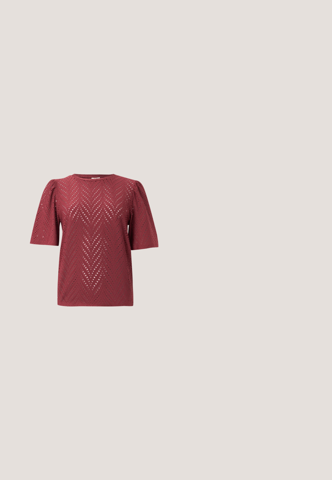 Bordeauxrode blouse met korte mouwen en chevron uitgesneden patroon en licht opgeblazen schouders, plat gelegd op een effen achtergrond.; Donkerblauwe denim flared jeans met een hoge taille en een sluiting met vijf knopen aan de voorkant. Soepele textuur met subtiele vervaging en stiksel details.; Rode leren platte schoen met een spitse neus, voorzien van een zijkant band met een metalen gesp en een lage zwarte hak. Gladde textuur overal.; Zwarte ovale zonnebril met slanke pootjes en rood getinte glazen, rustend op een witte ondergrond.; Bourgondische handtas van glanzend materiaal, rechthoekige vorm, met twee schouderbanden en subtiele gebogen accenten aan de voorkant.; Een paar gepolijste zilveren halvemaanvormige creolen met een glad, reflecterend oppervlak op een witte achtergrond.