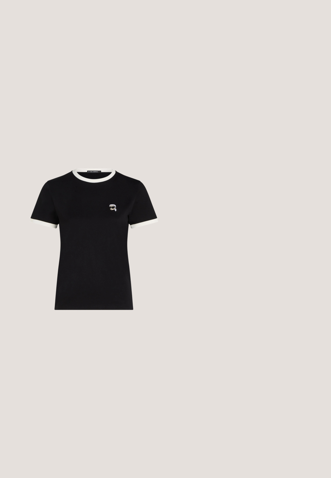 Sort T-shirt med korte ærmer lavet af bomuld, med en kontrasterende hvid ribkant ved halsen og et lille broderet design på brystet.; Blå denim flared jeans med høj talje, der har fem lommer og knaplukning. Stofmet har en let falmet finish.; Sort læder ankelstøvle med spids tå og en blank sølv stilethæle på en hvid baggrund.; Sorte solbriller med et strømlinet, vinklet design, mørke linser og et kontrasterende sølvlogo på siden. Glat plastoverflade.; Sort skuldertaske formet som en trapez med klap, præget logo foran og en enkelt tynd strop fastgjort med sølvringe.; Klare akryl hoops øreringe med guld accenter, der har et buet design og en transparent lås. Glat tekstur, minimalistisk stil.