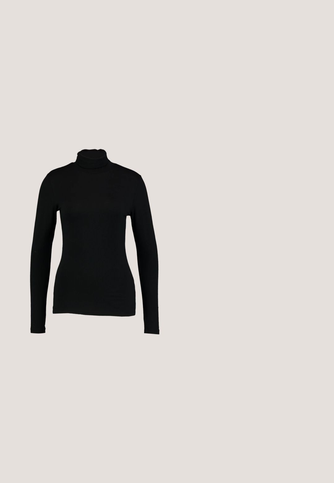 Sort langærmet turtleneck top lavet af glat stof, med et tætsiddende design og høj hals, velegnet til lag-på-lag brug eller som en selvstændig beklædningsgenstand.; Sort knælang nederdel med en lige silhuet, der har en frontslids, glat tekstur og skræddersyet talje.; Sorte ankelstøvler lavet af glossy materiale med firkantet tå og spidse hæle, sat mod en skinnende sølv tuftet baggrund.; Sorte katteøje solbriller med mørkegrå linser, slankt plastisk stel, spidse hjørner og lige stænger. Ingen synlig hardware eller dekorationer.; Guld snoede hoops øreringe med en glat overflade, der har en transparent baggrund og hardware i guldtoner.; Sort læderbælte med en rektangulær sølvspænde, glat tekstur og afrundet ende. Designet er enkelt og funktionelt.
