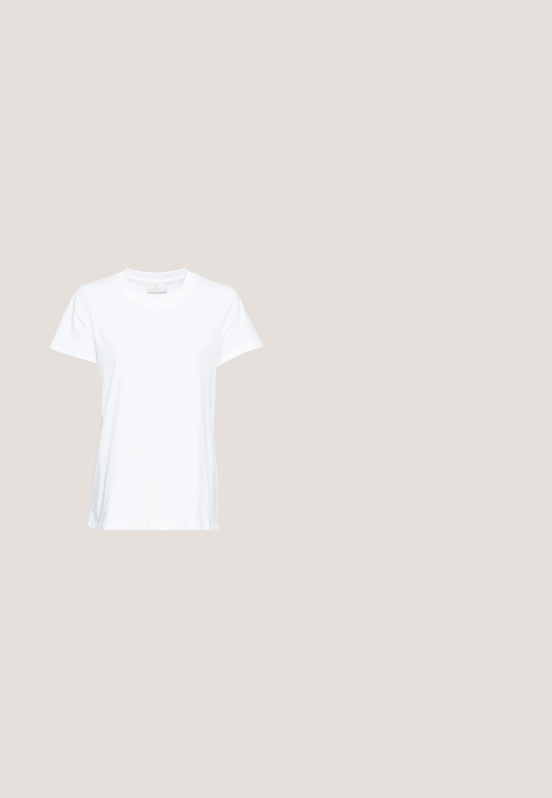 Camiseta blanca de manga corta hecha de algodón suave. Presenta un escote redondo y un corte ligeramente holgado con aberturas laterales para mayor comodidad.; Shorts de mezclilla blanca con dobladillo doblado, diseño de cinco bolsillos y un botón negro en la cintura. Textura suave y corte casual.; Sandalias deslizantes beige con dos correas ajustables y hebillas en tono dorado. Plantilla de corcho con una suela exterior de goma blanca texturizada.; Gafas de sol con degradado marrón y un marco translúcido rosa, forma cuadrada y brazos de metal delgados. Presenta bordes redondeados y un diseño minimalista.; Bolso tote texturizado de color crema con asas largas y detalles en metal dorado sobre un fondo neutro.; Pendientes de aro retorcidos en oro con una superficie lisa, que cuentan con un respaldo transparente y herrajes en tono dorado.